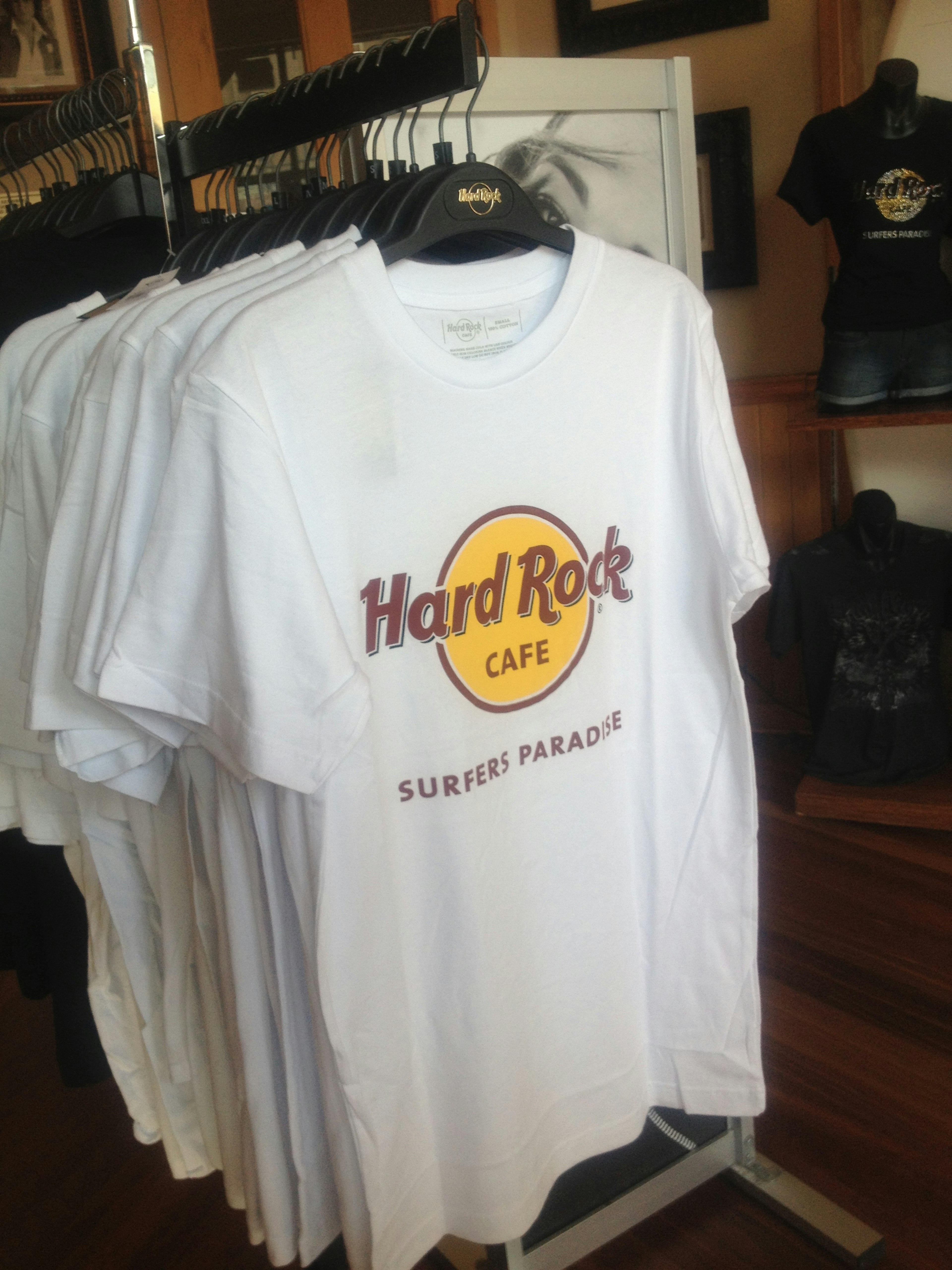 เสื้อยืดสีขาว Hard Rock Cafe แสดงอยู่บนชั้นวาง