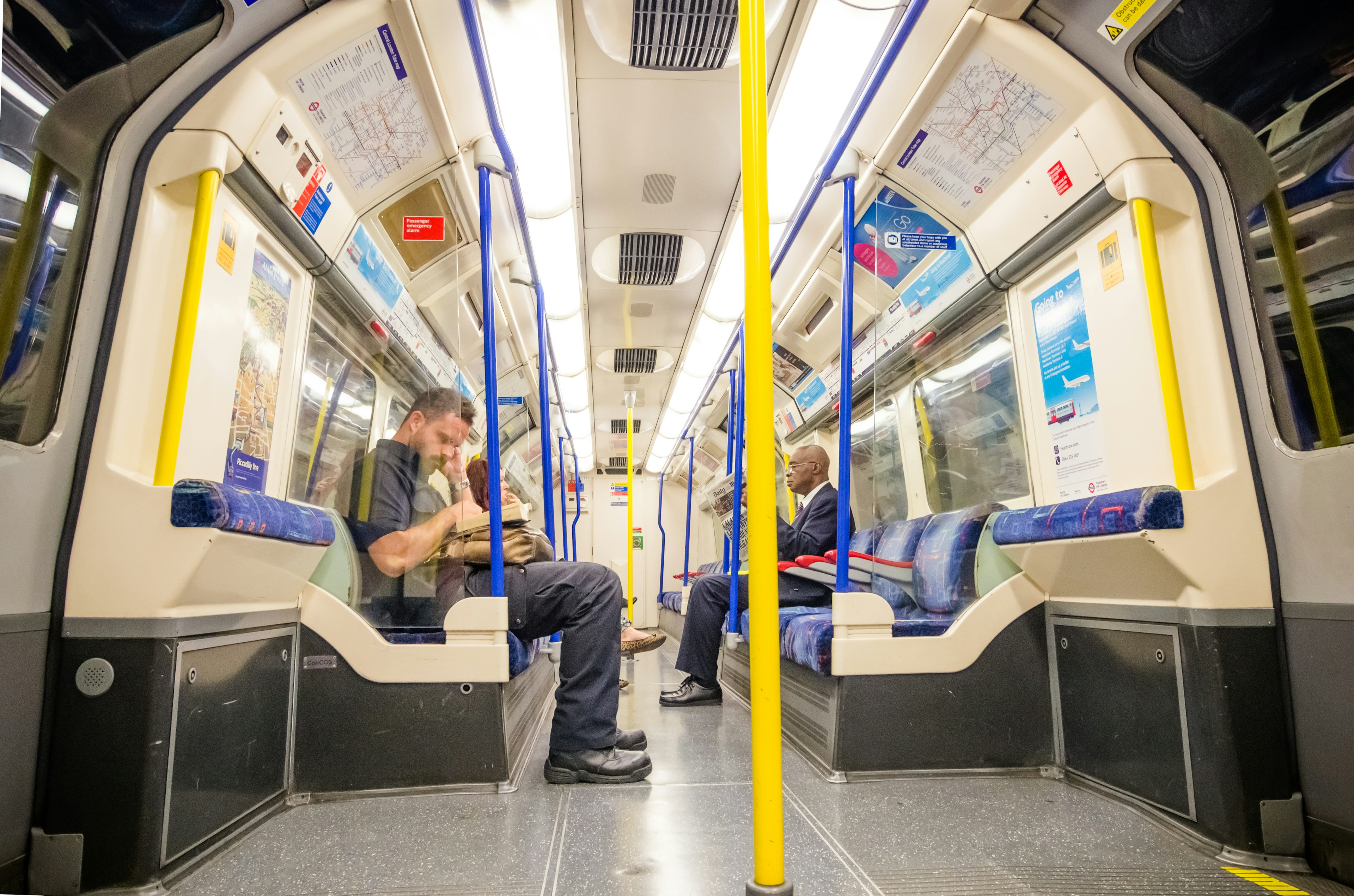 Interno di un treno della metropolitana con due passeggeri seduti