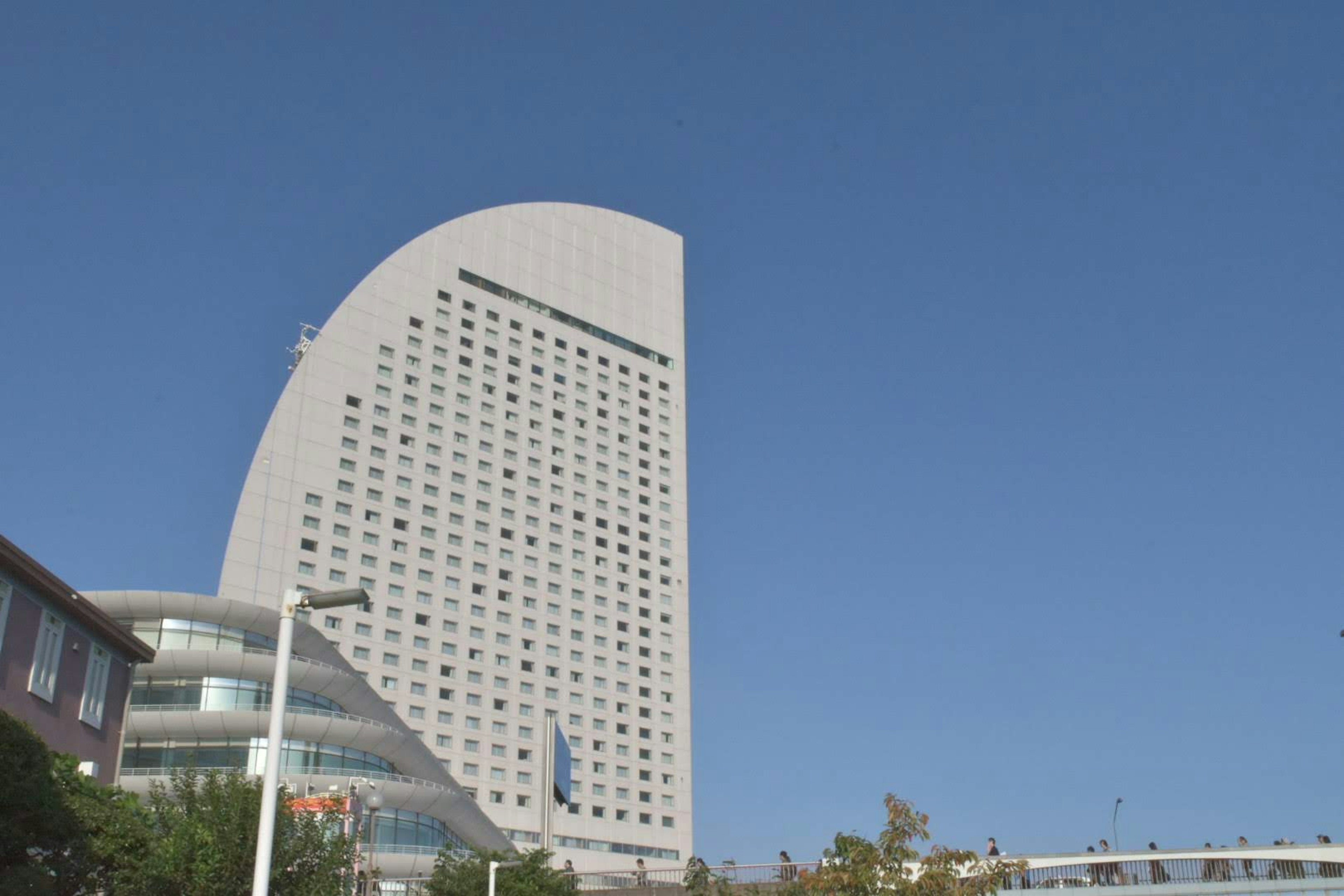 Extérieur d'un bâtiment moderne s'élevant sous un ciel bleu