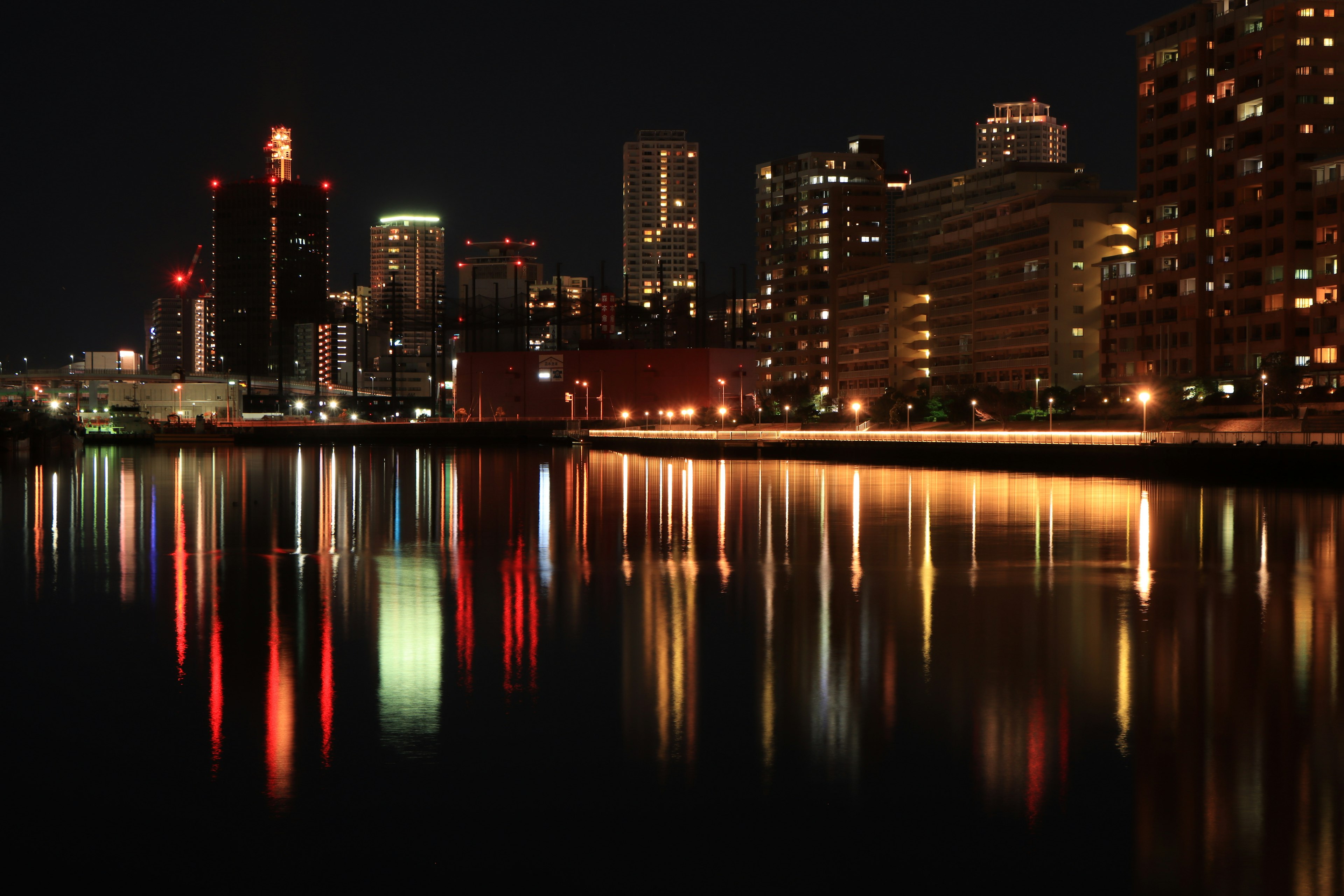 夜晚城市天际线在水面上的美丽倒影