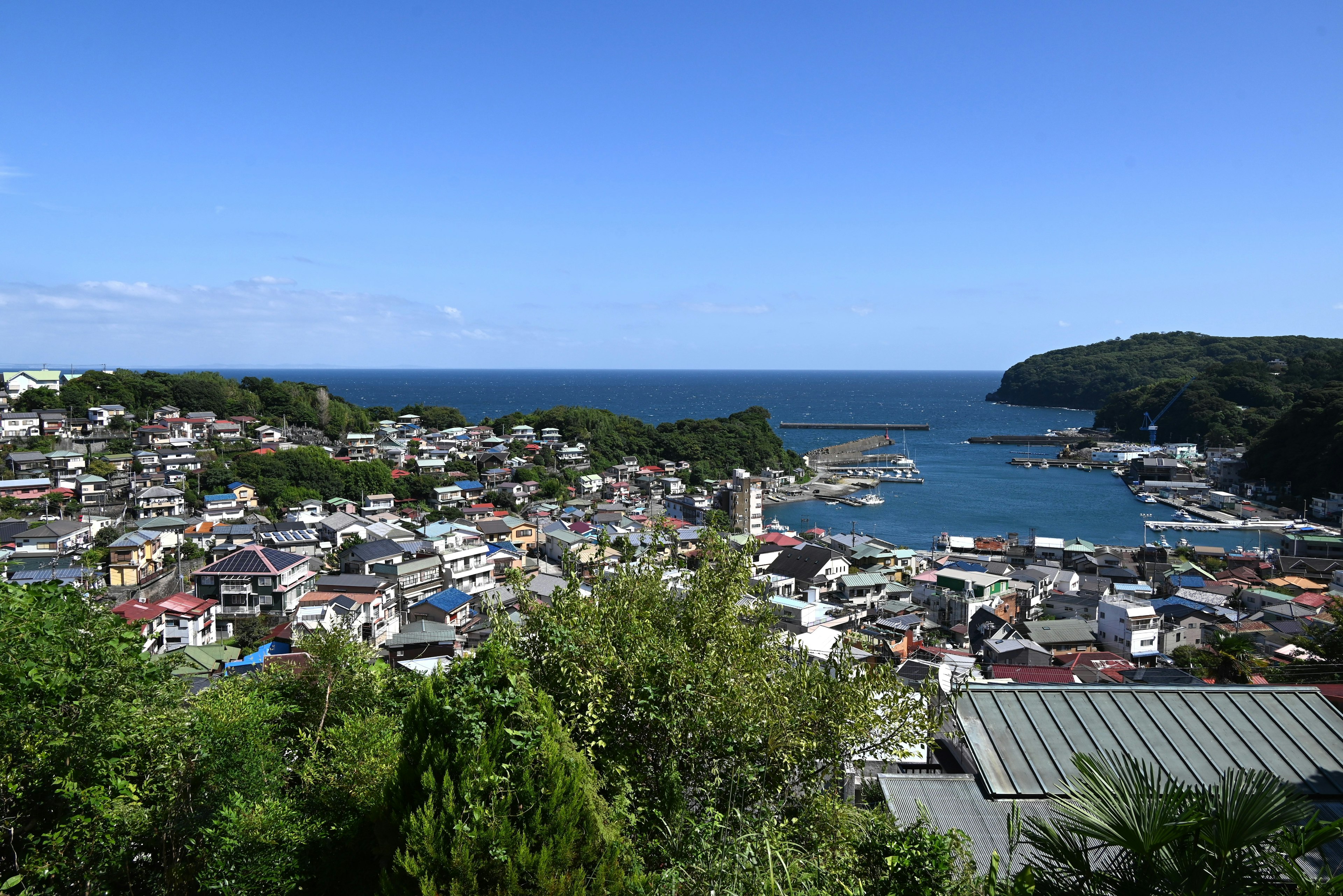 Vista panorámica de un pequeño pueblo con cielo azul y mar