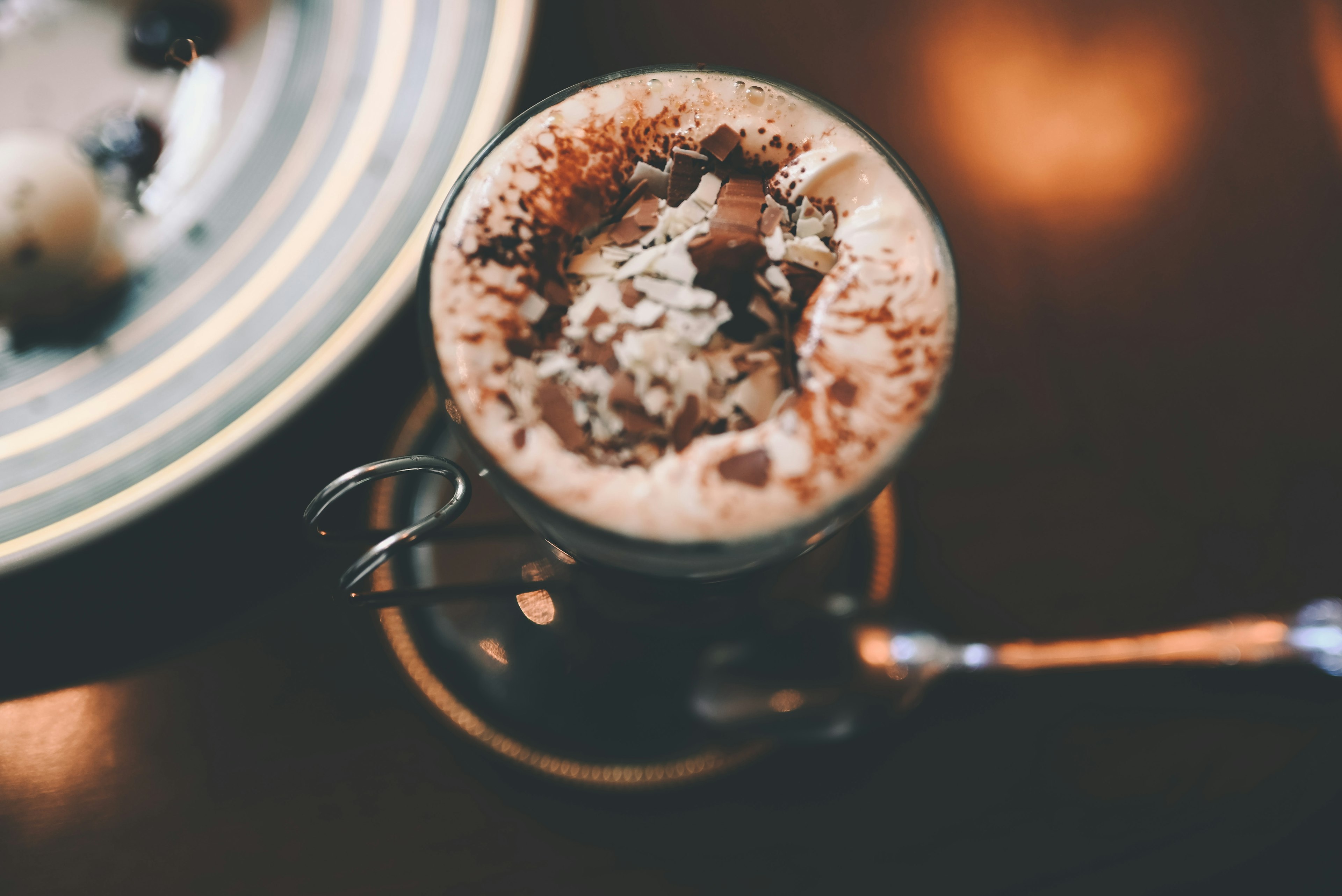 Taza de café cubierta con chocolate y crema