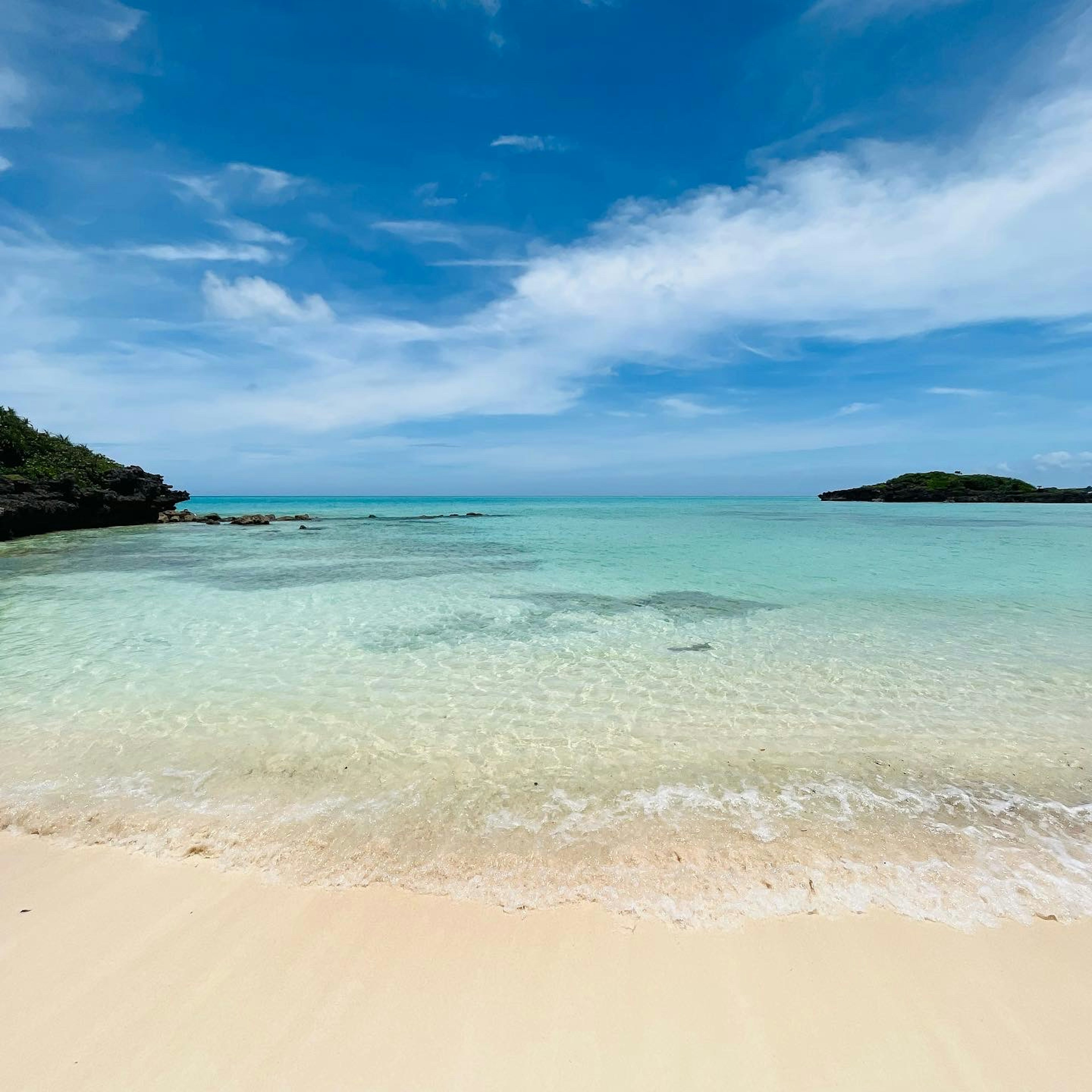 Spiaggia bellissima con acqua blu e sabbia bianca