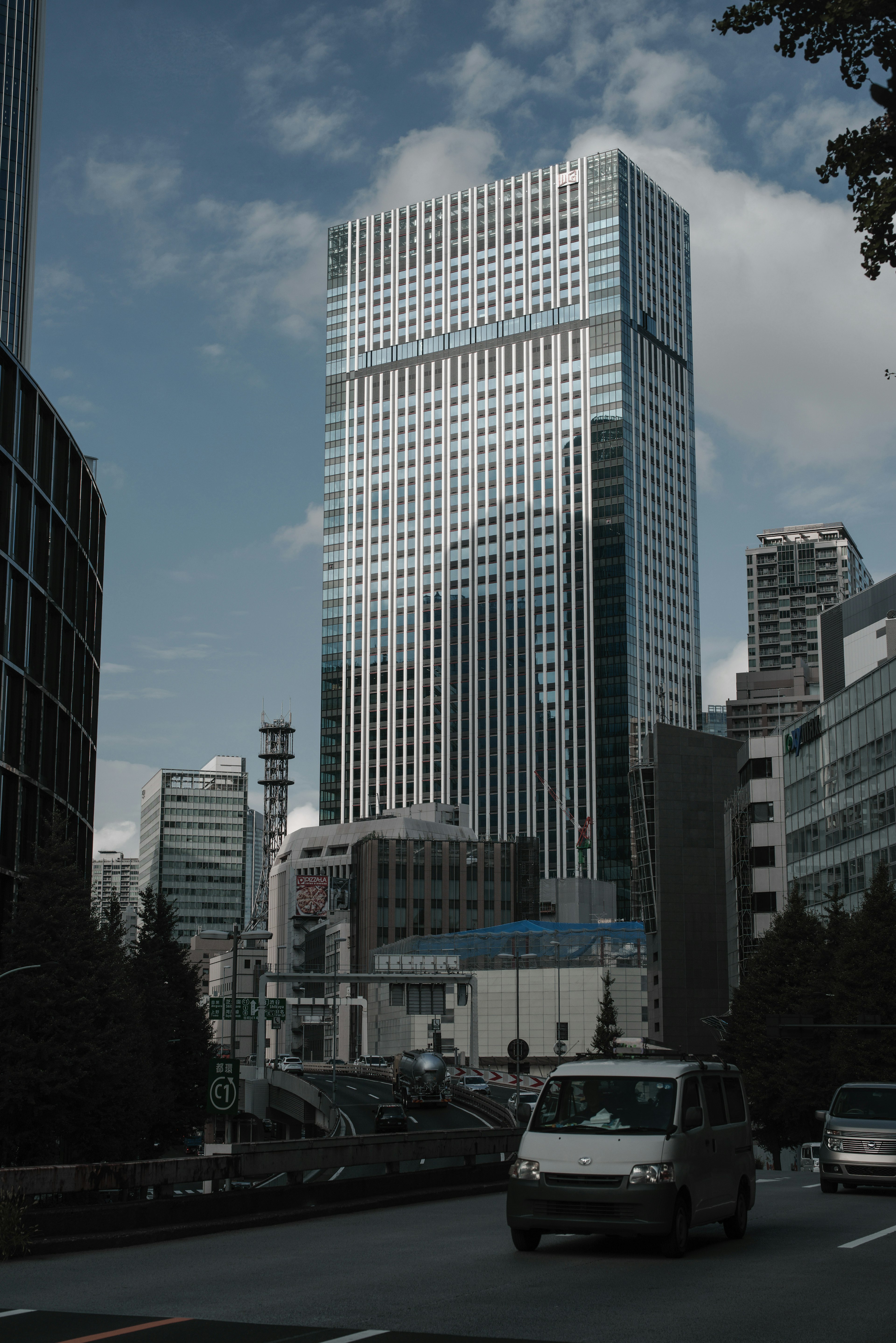 現代的な高層ビルが青空の下にそびえ立つ都市の風景