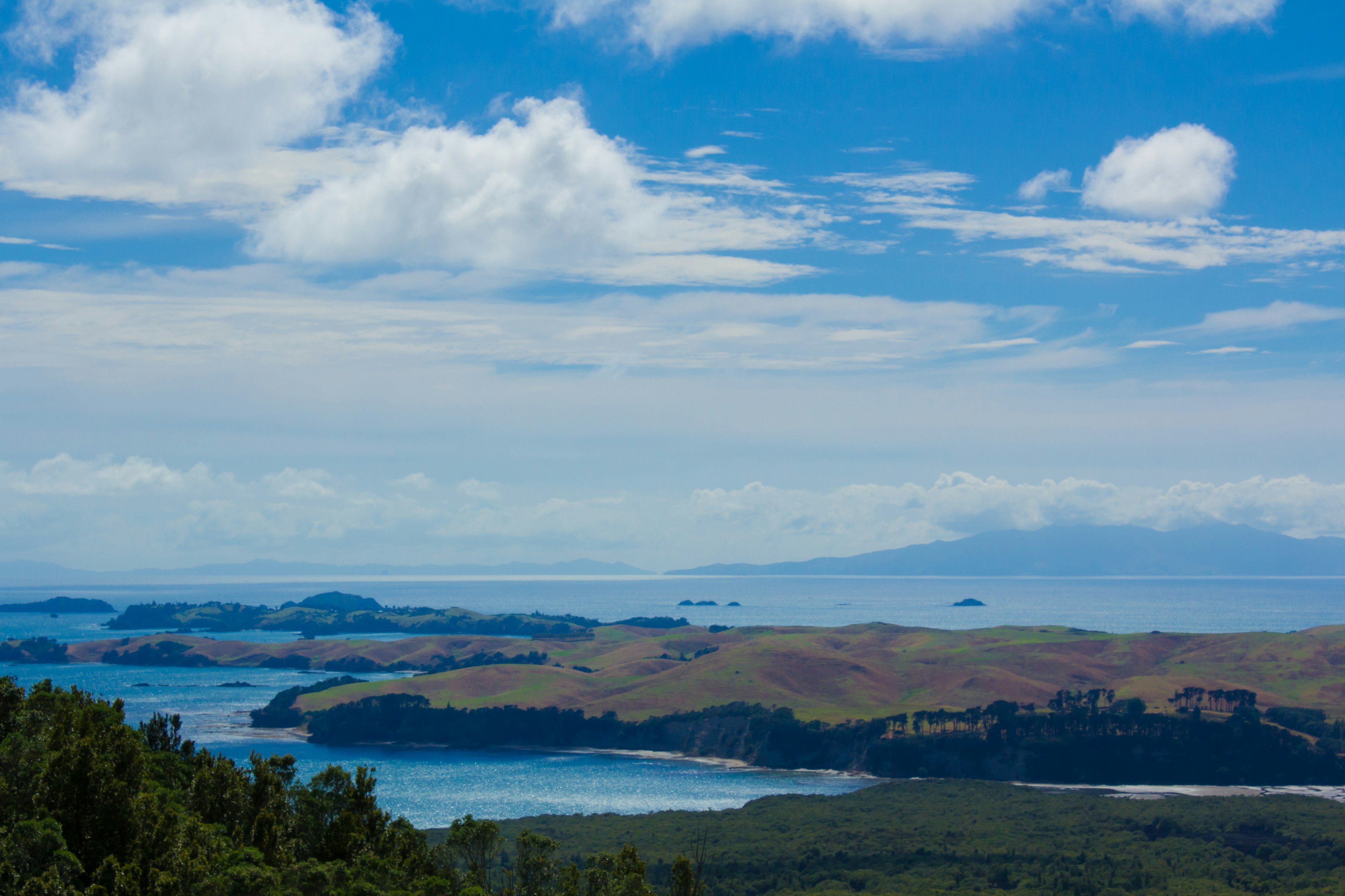 Schöne Landschaft mit Meer und Inseln unter einem blauen Himmel mit weißen Wolken