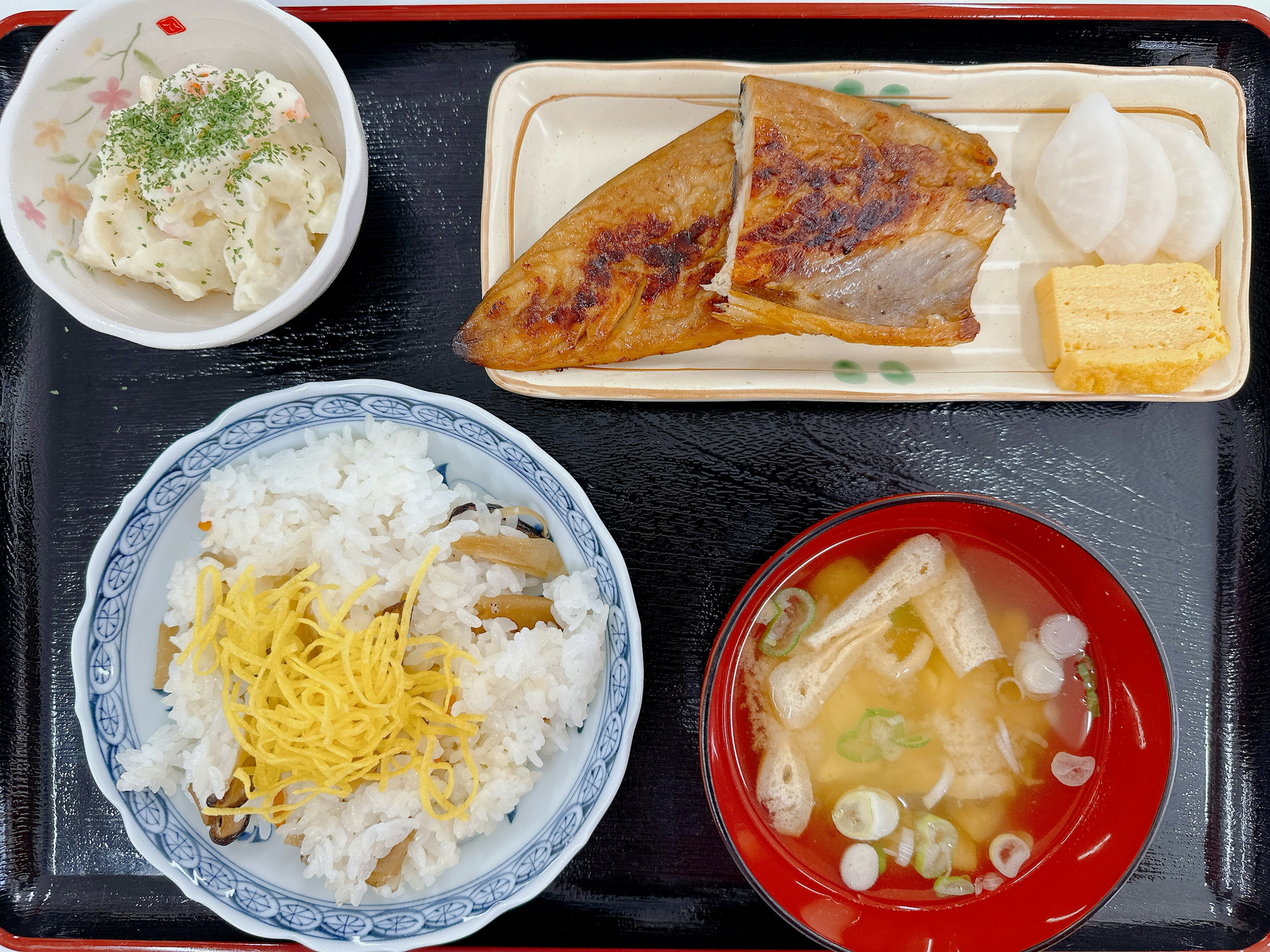 Assiette de repas japonais traditionnel poisson grillé riz avec garniture d'œuf soupe miso et plat d'accompagnement