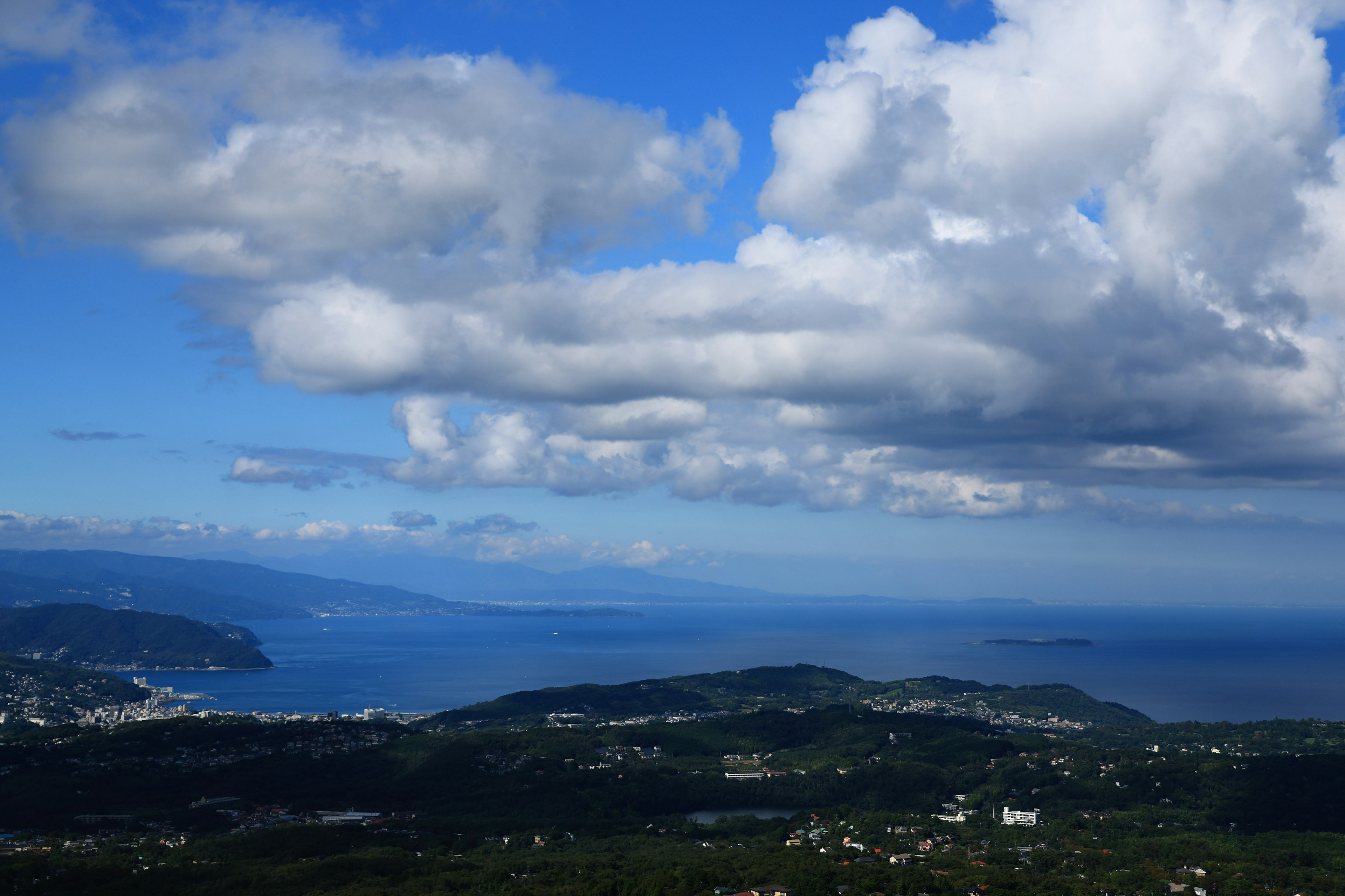 Pemandangan panorama langit biru dan awan putih di atas lautan