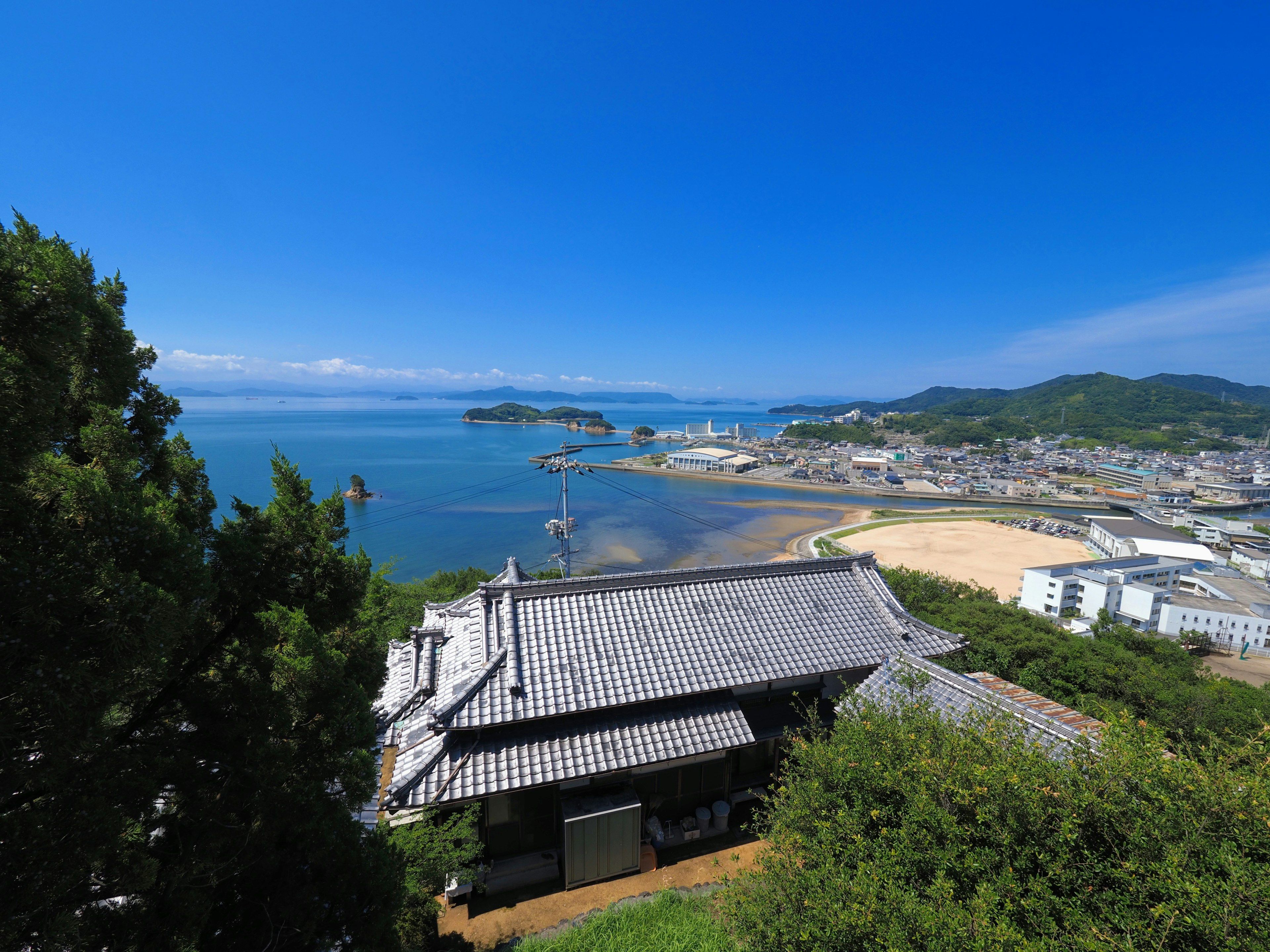 Maison japonaise traditionnelle surplombant une vue côtière pittoresque