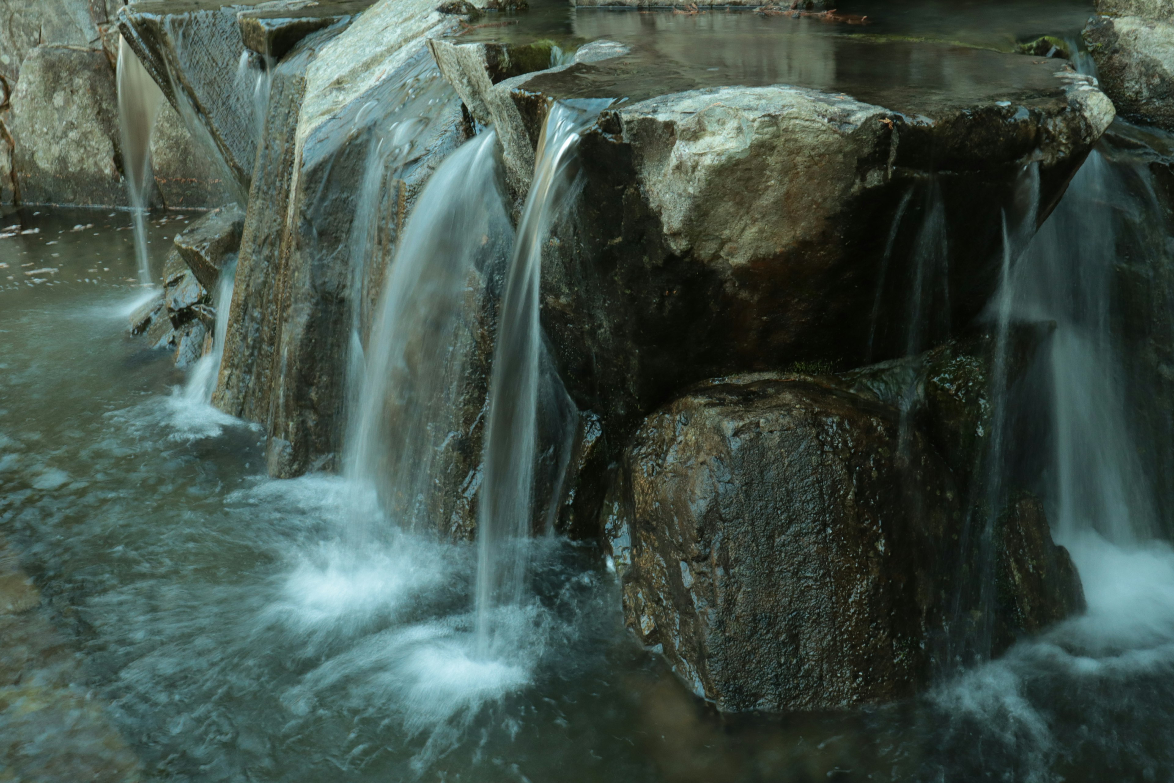 Una bella scena di acqua che scorre su rocce