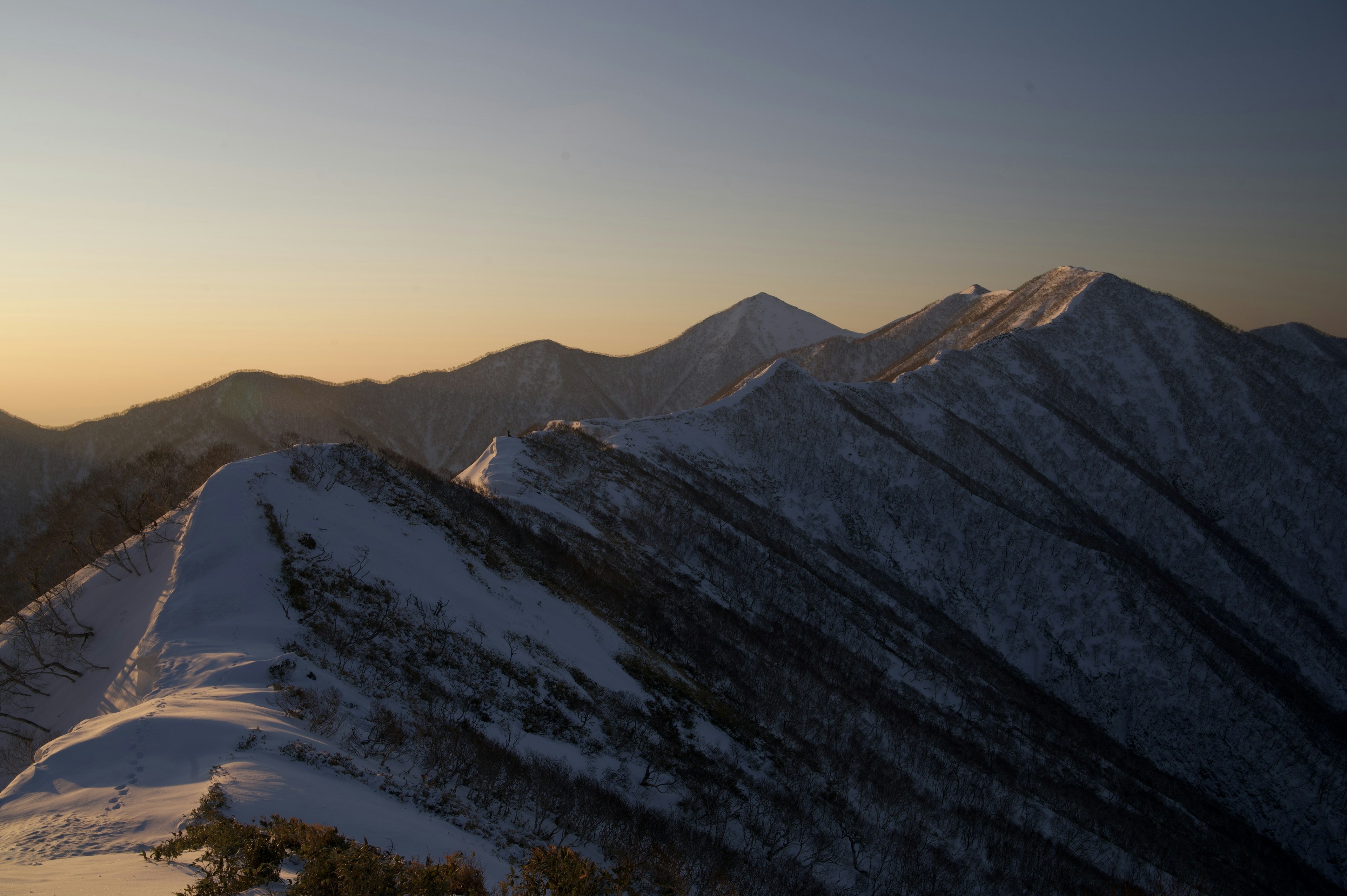 Montagnes enneigées avec vue sur le coucher de soleil