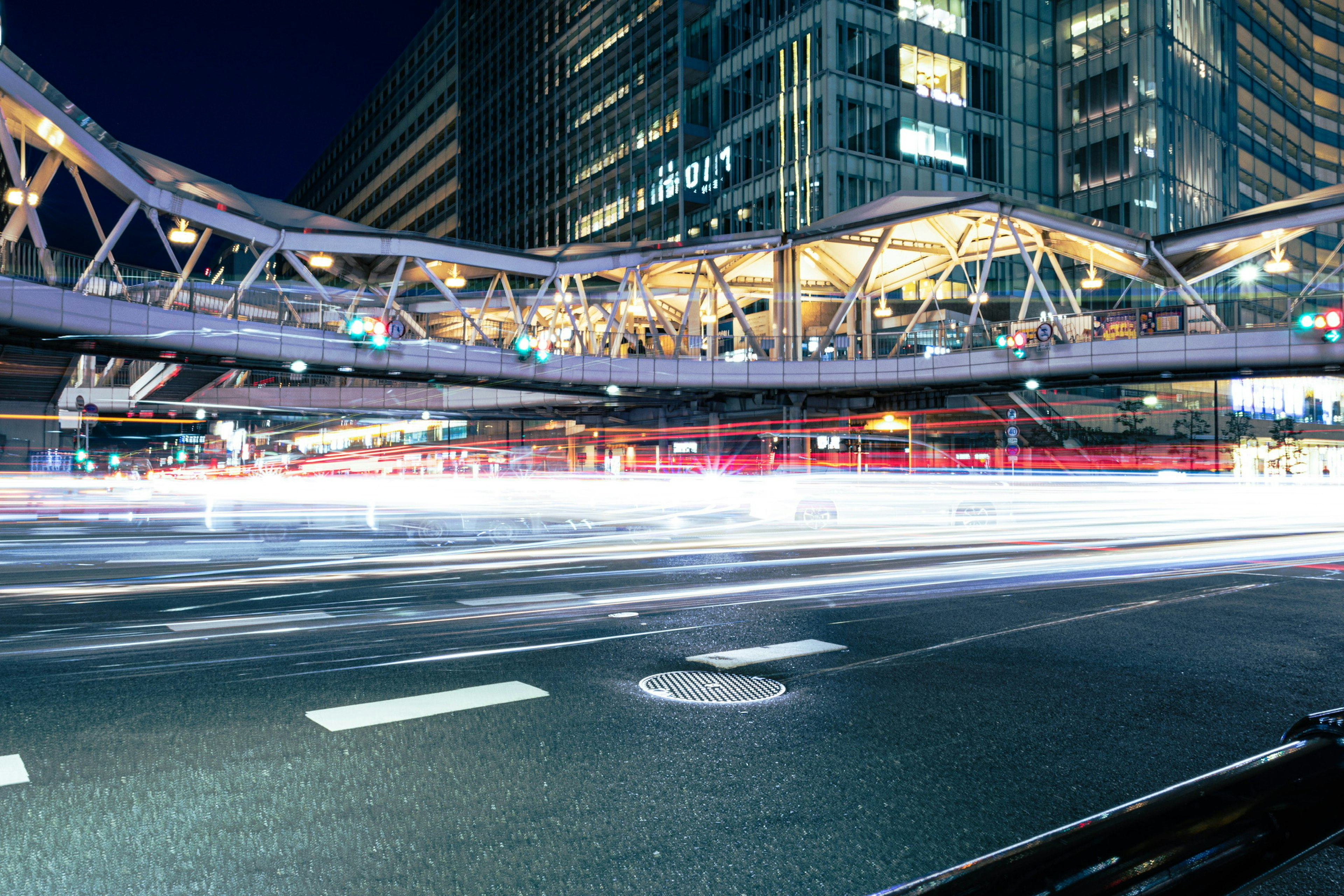 夜間城市景觀繁忙的道路和現代建築