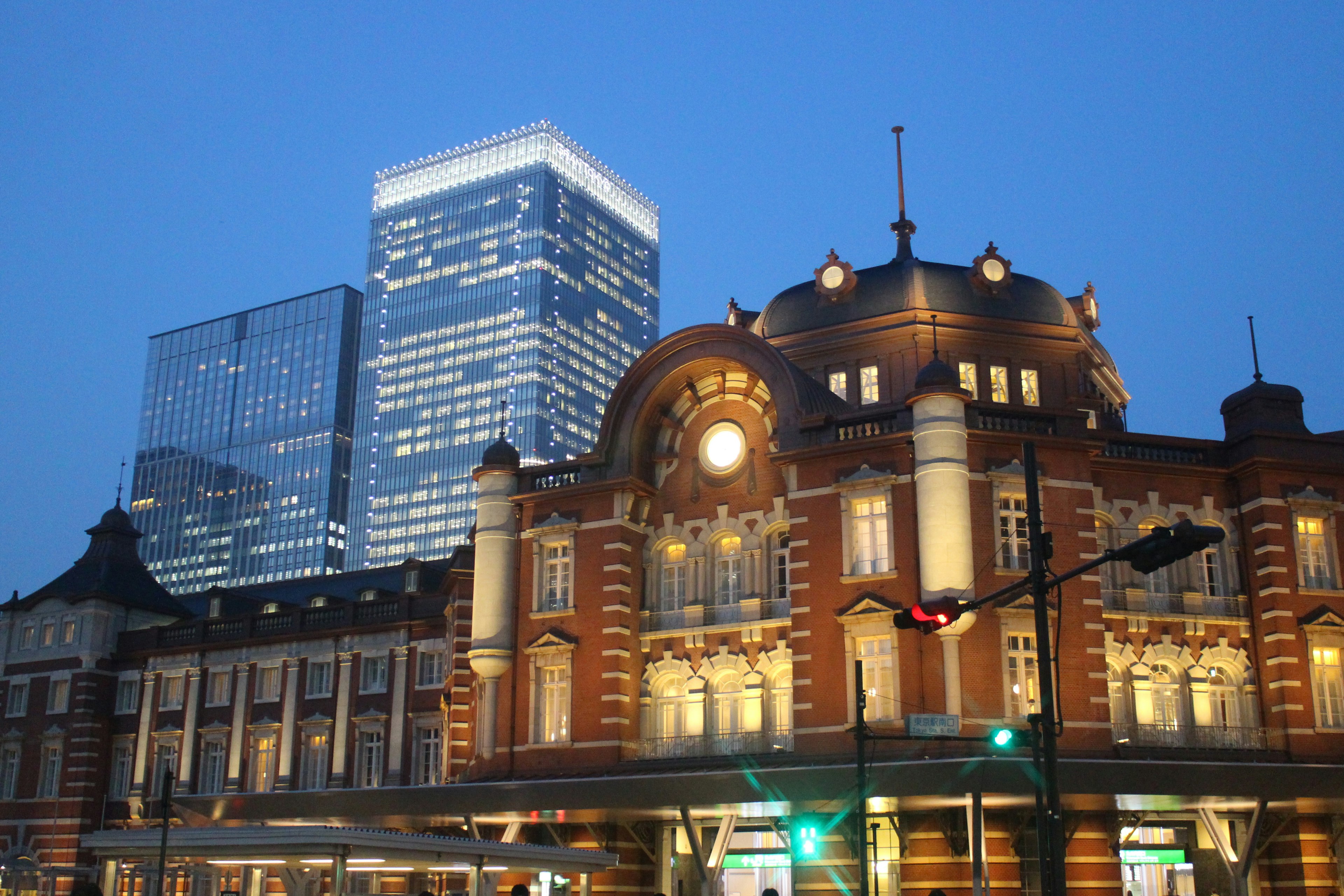 Nachtansicht des Bahnhofs Tokio mit historischer Architektur und modernen Wolkenkratzern