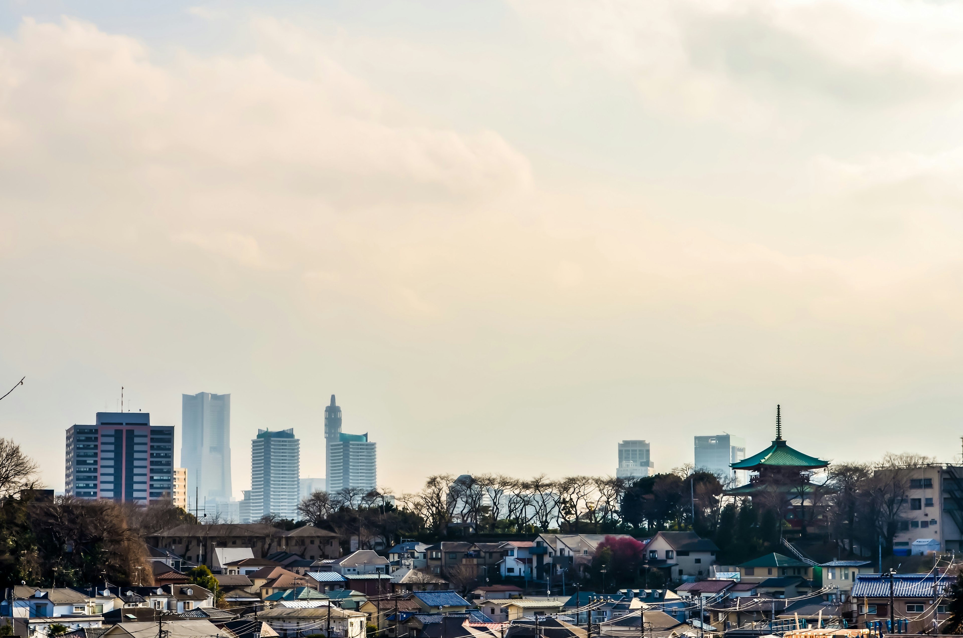 城市天際線與前景寺廟輪廓