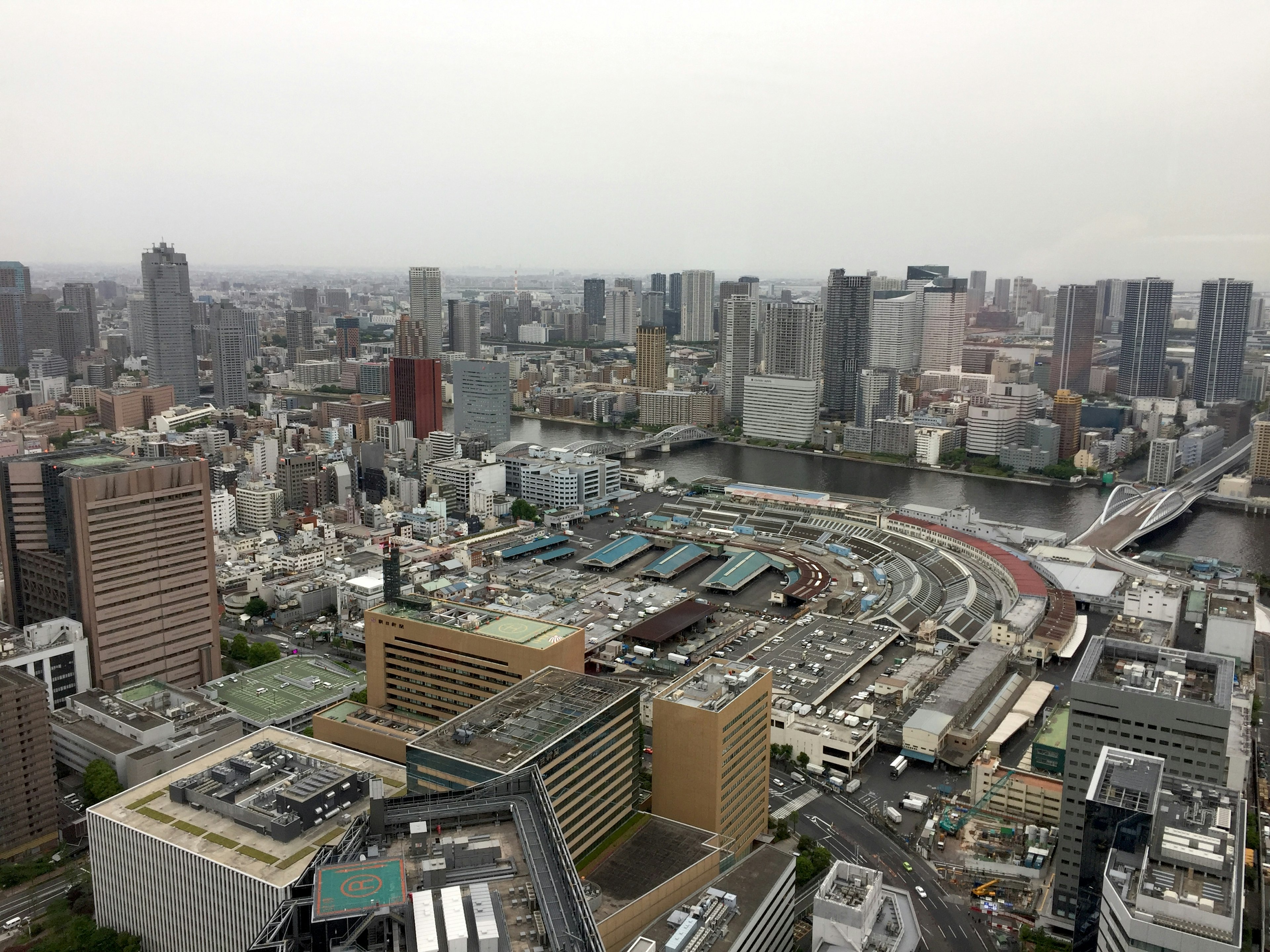 Luftaufnahme der Skyline von Tokio mit Wolkenkratzern und einem Fluss