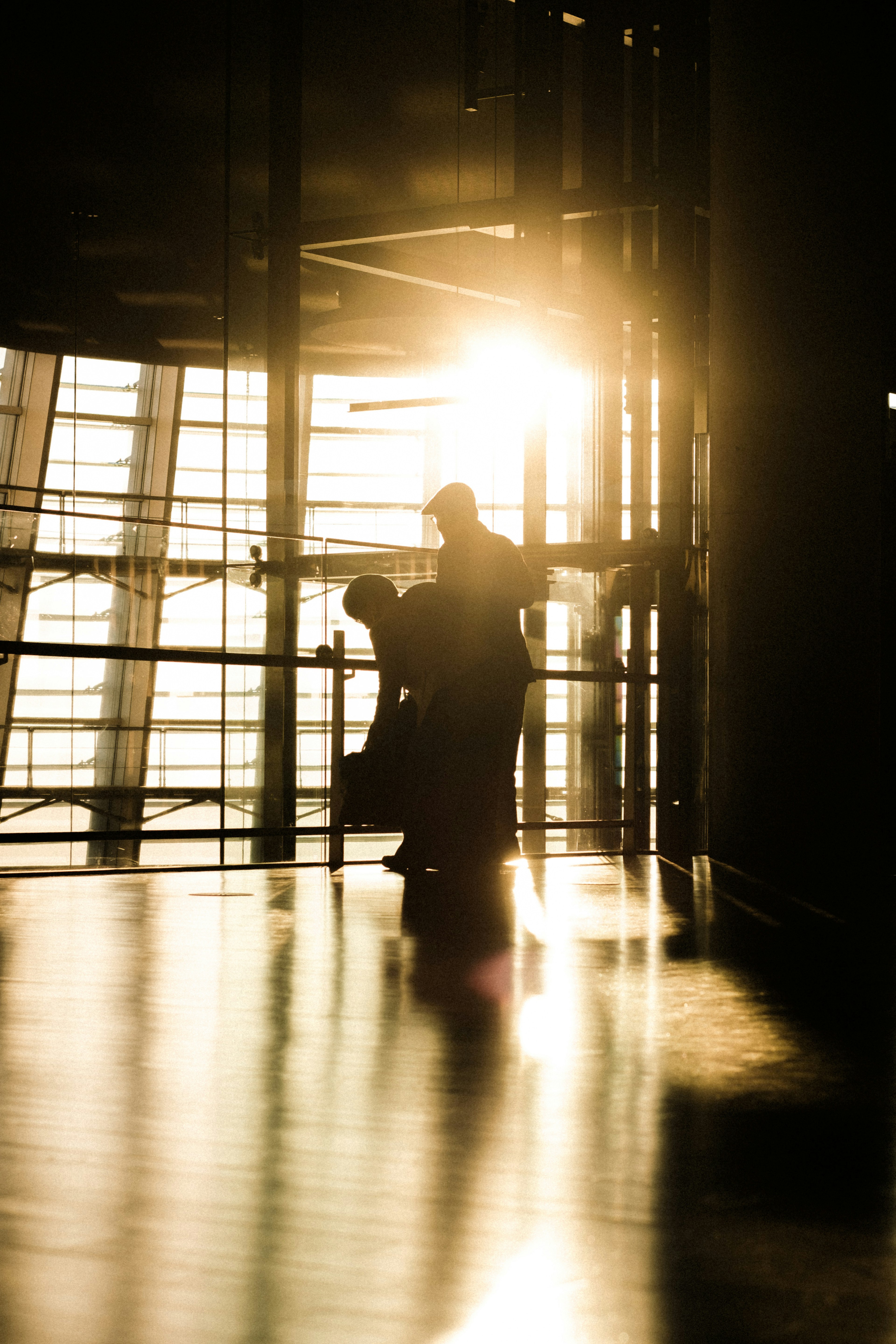 Silhouette d'une personne debout dans un bâtiment moderne avec un contre-jour