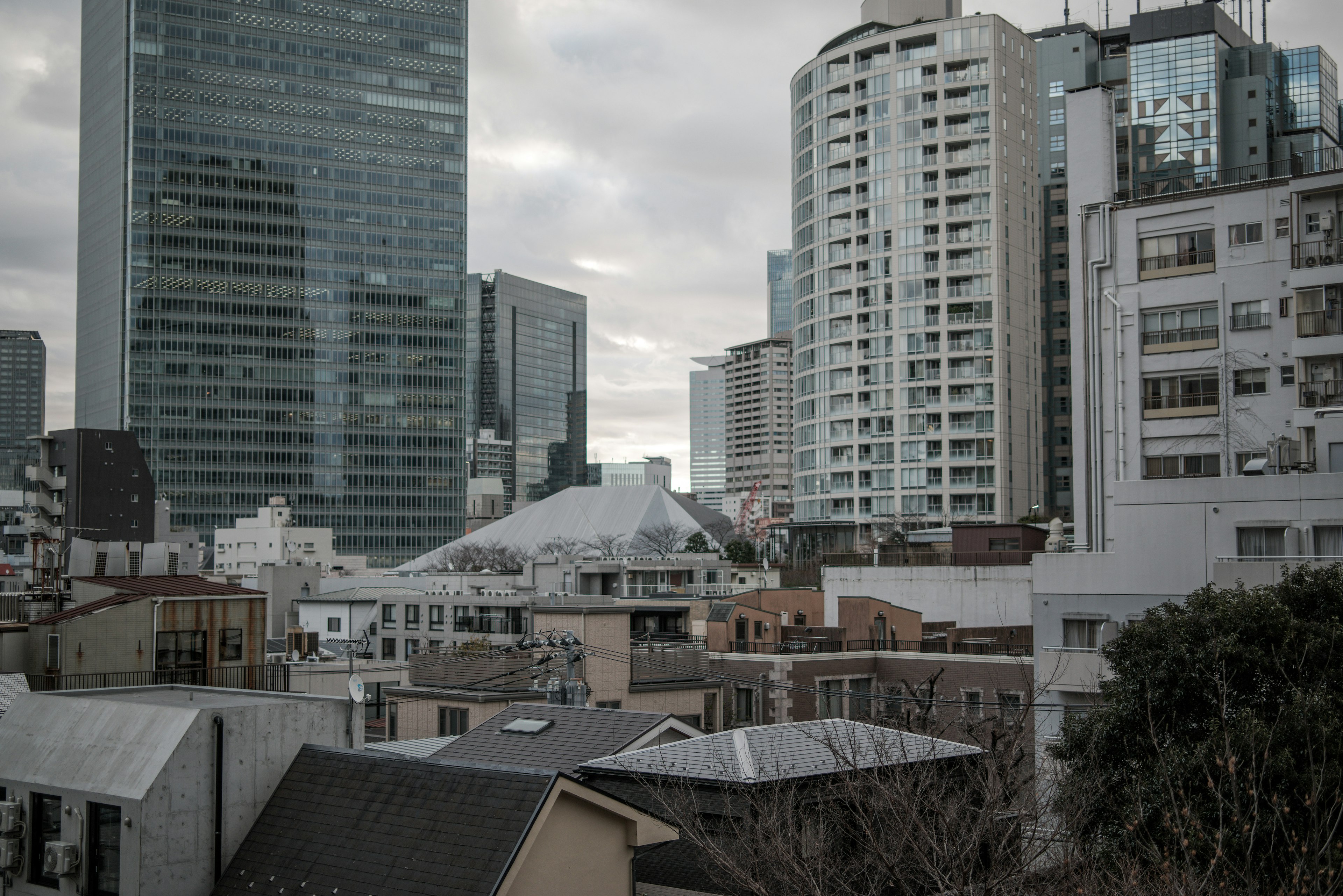 Paysage urbain avec des gratte-ciels et des bâtiments résidentiels sous un ciel nuageux