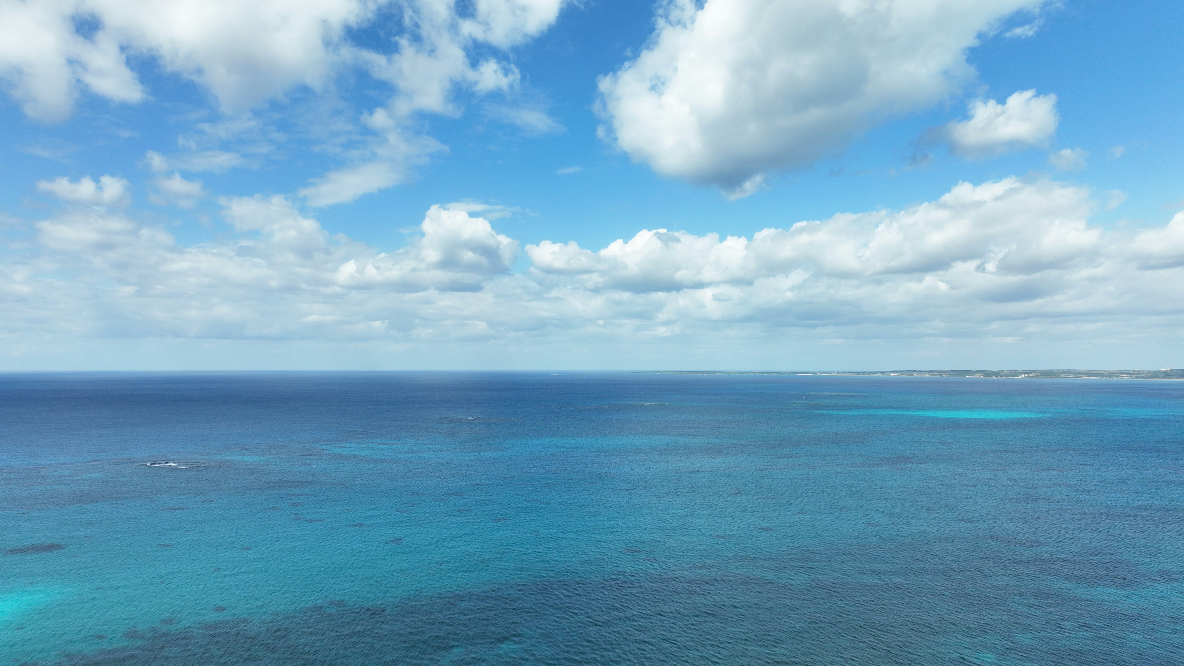 Schöne Meereslandschaft mit blauem Ozean und weißen Wolken