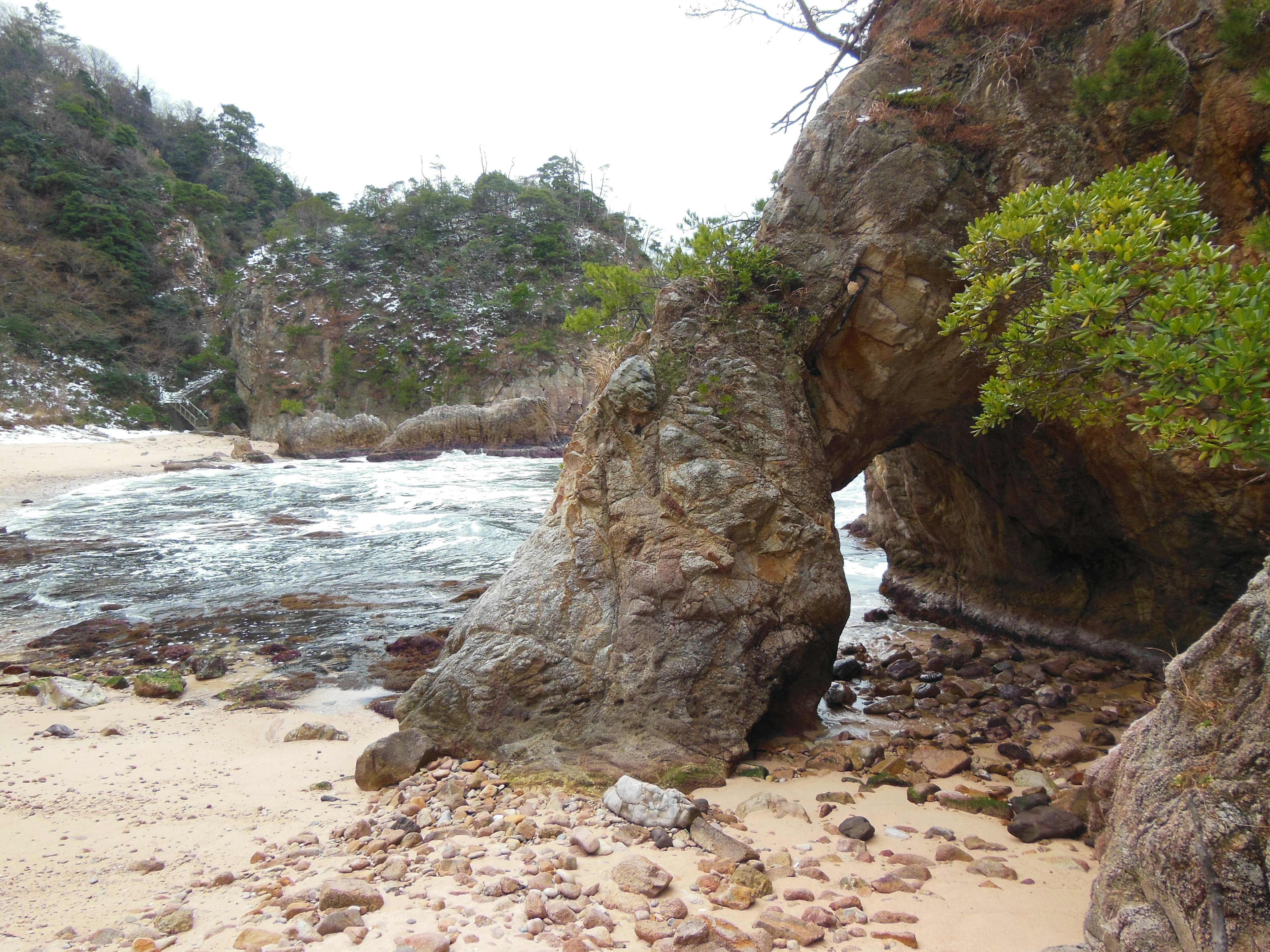 海岸の岩のアーチと砂浜の風景