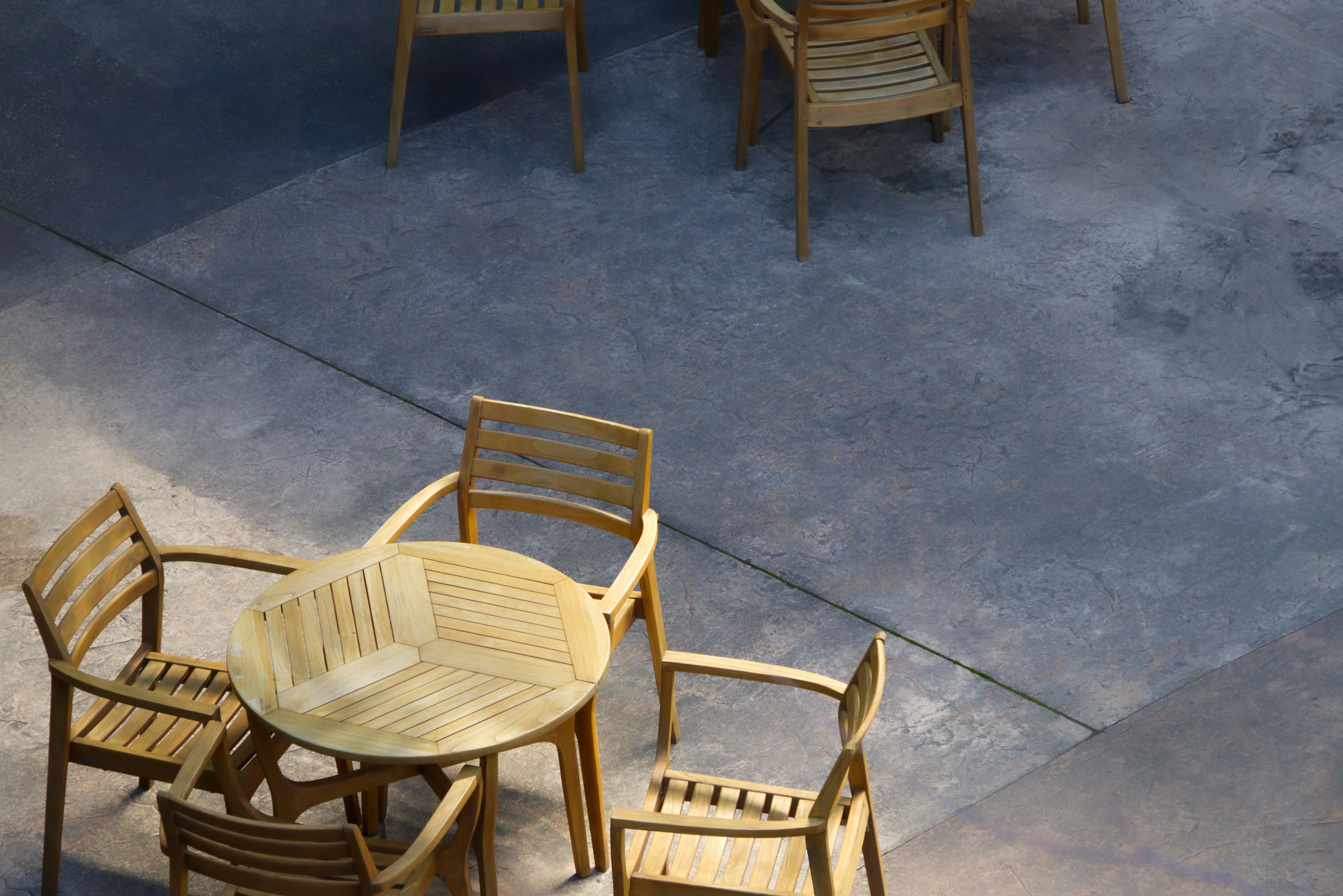 Scène extérieure avec une table et des chaises en bois