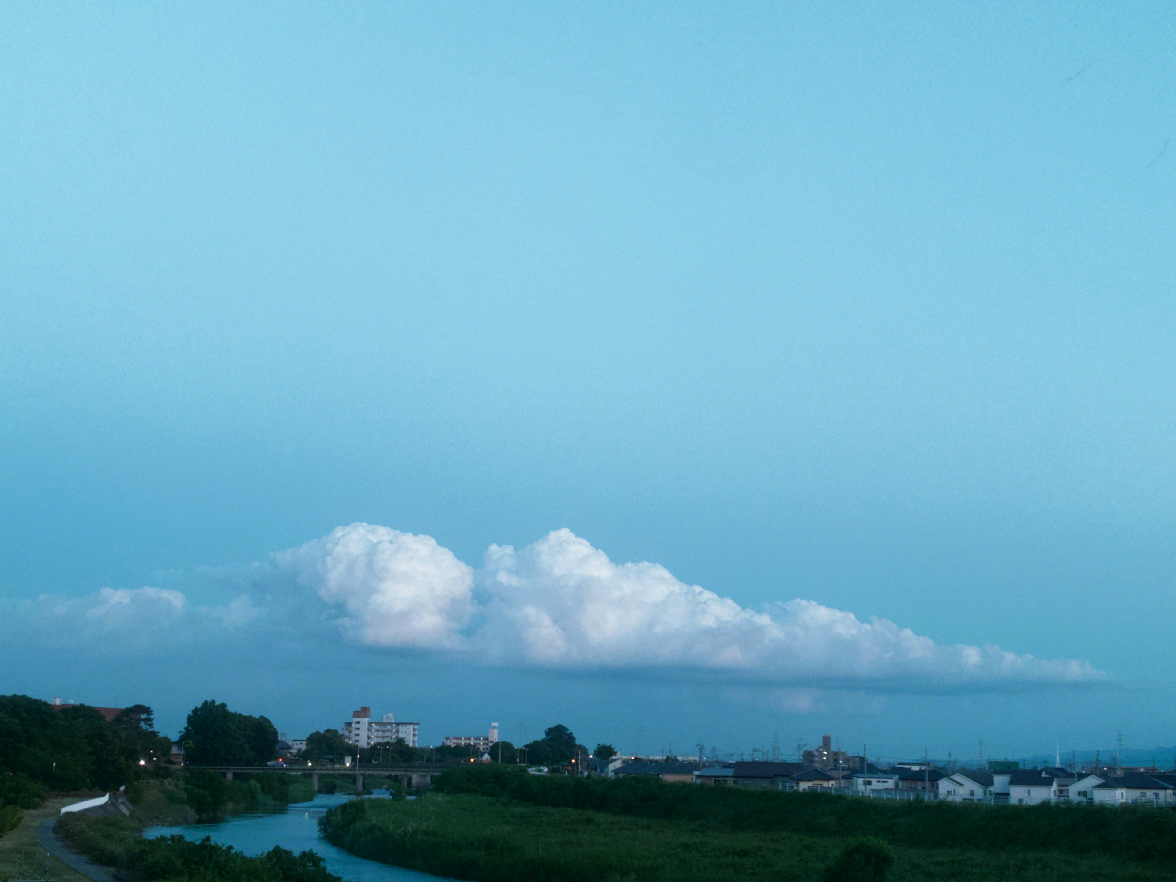 青い空に浮かぶ白い雲と緑の風景