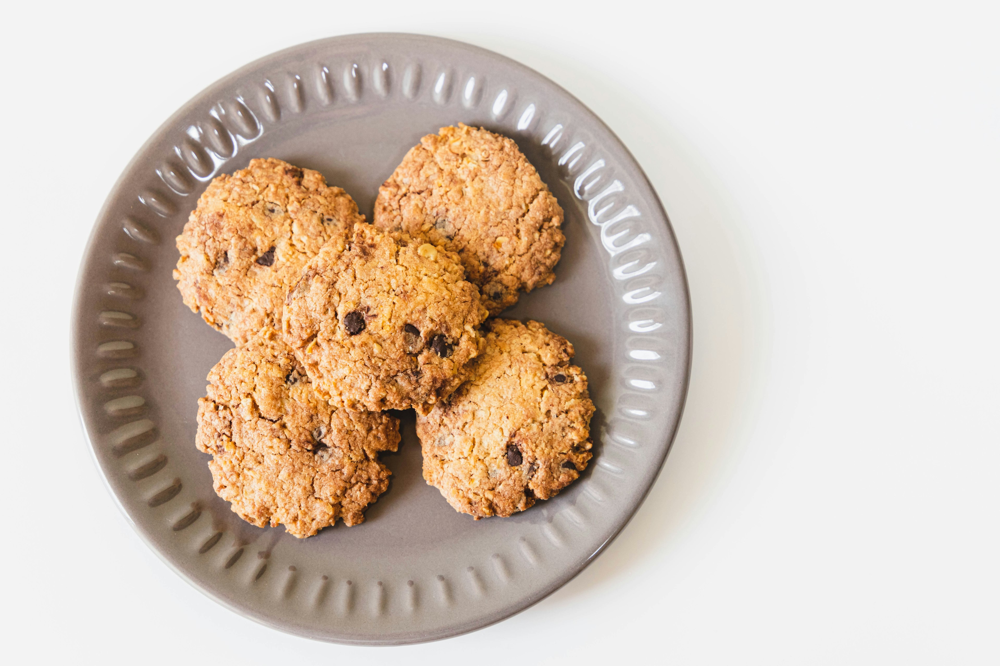 Galletas marrones dispuestas en un plato gris