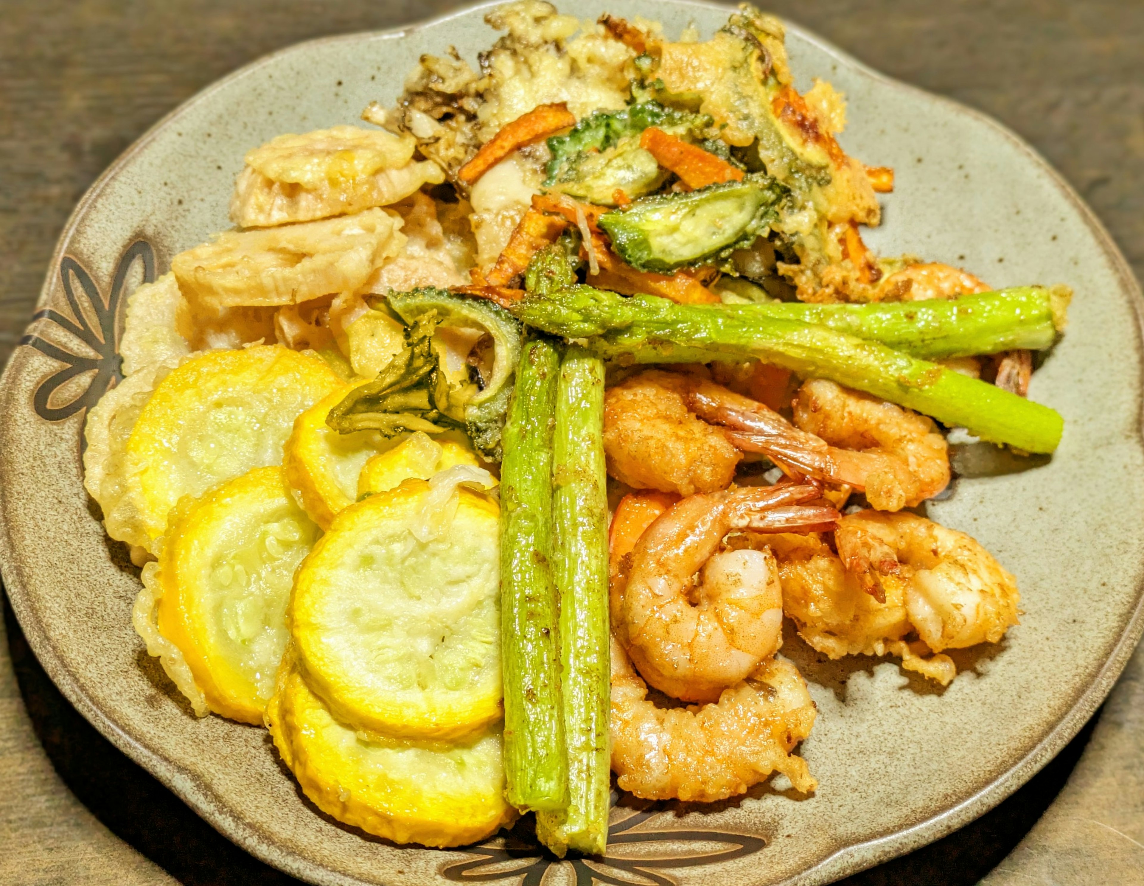 Assiette de crevettes, légumes et tranches de citron disposées de manière artistique