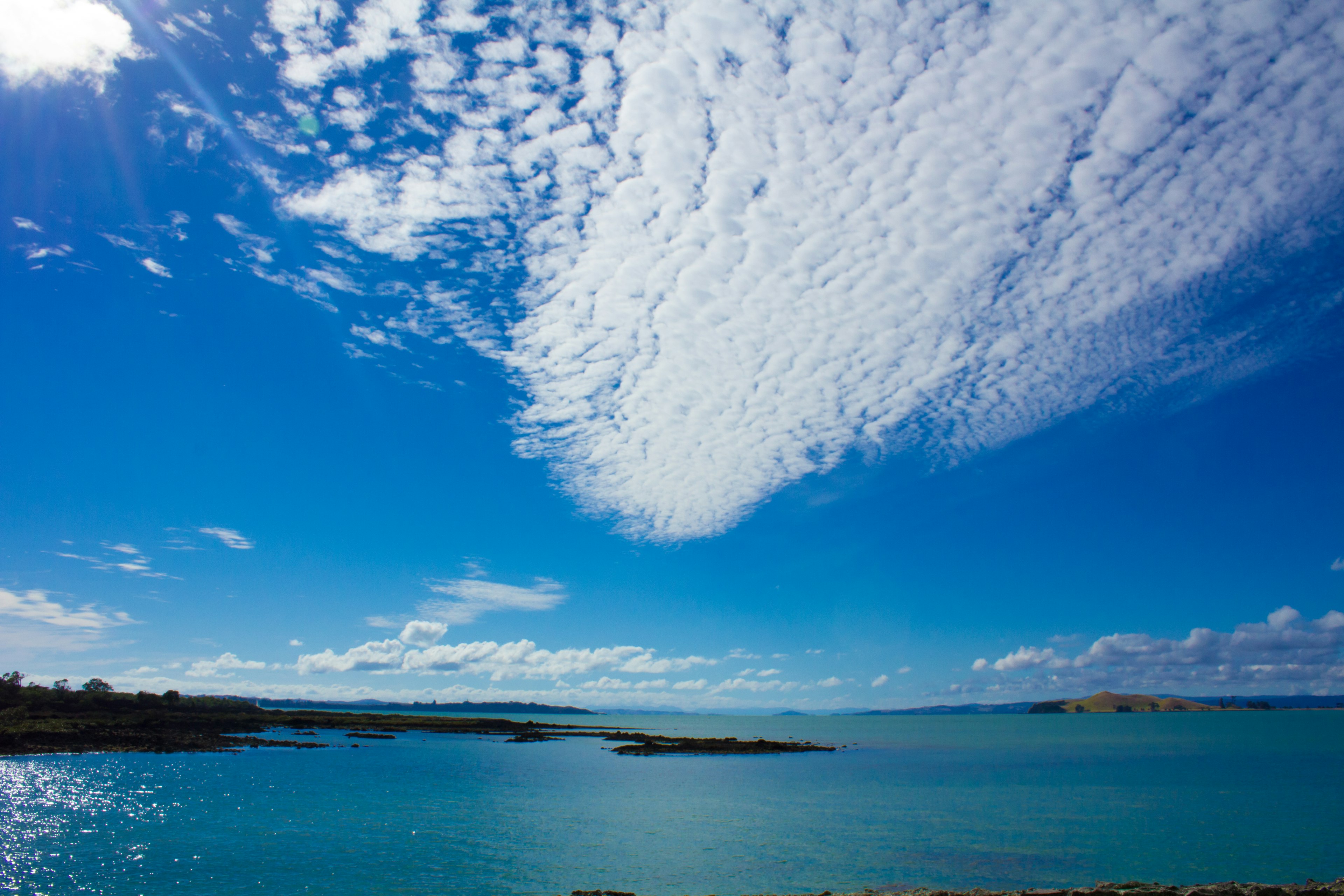 Una vista escénica de un mar azul y un cielo nublado