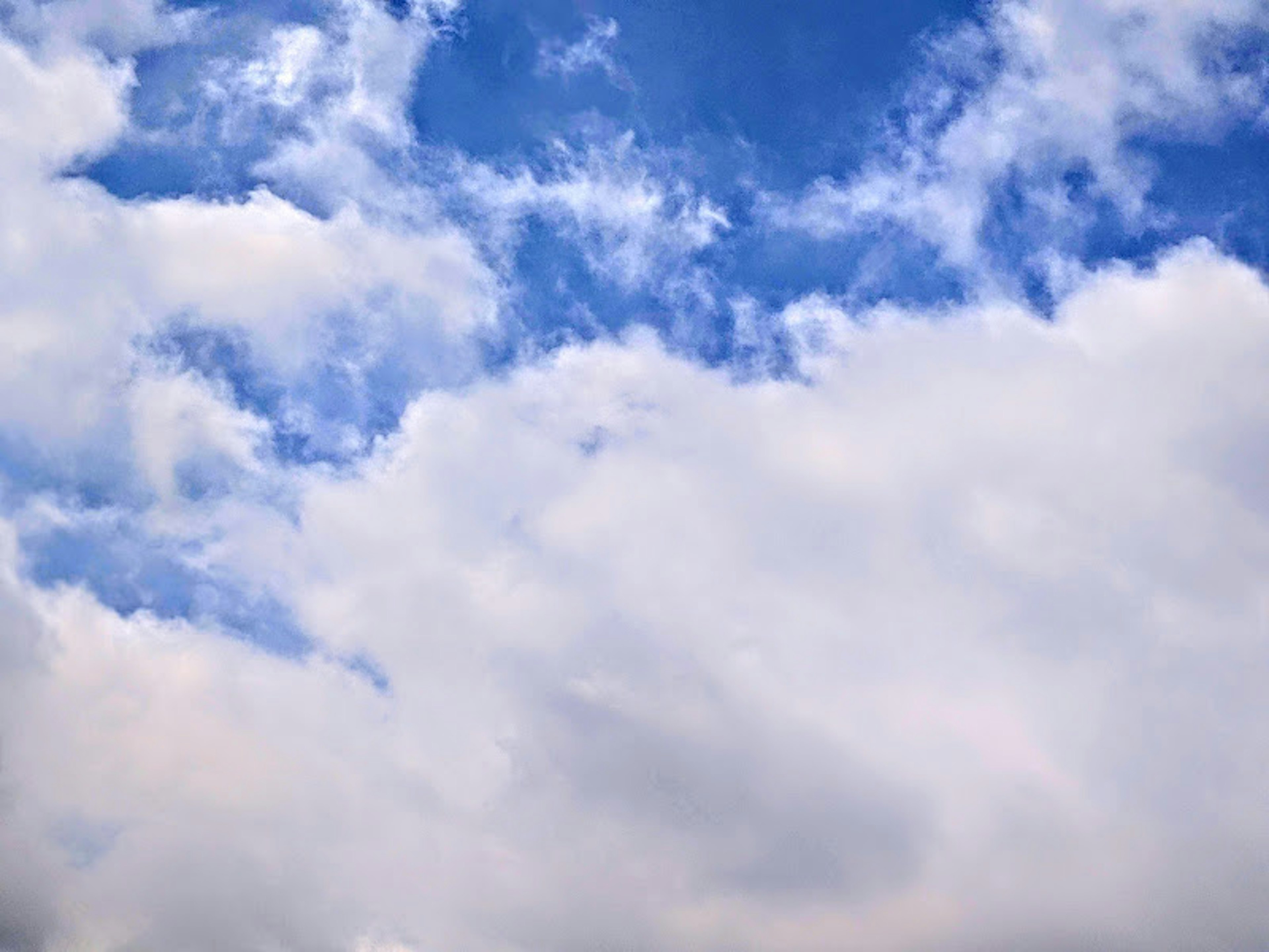 Pemandangan indah awan putih mengapung di langit biru