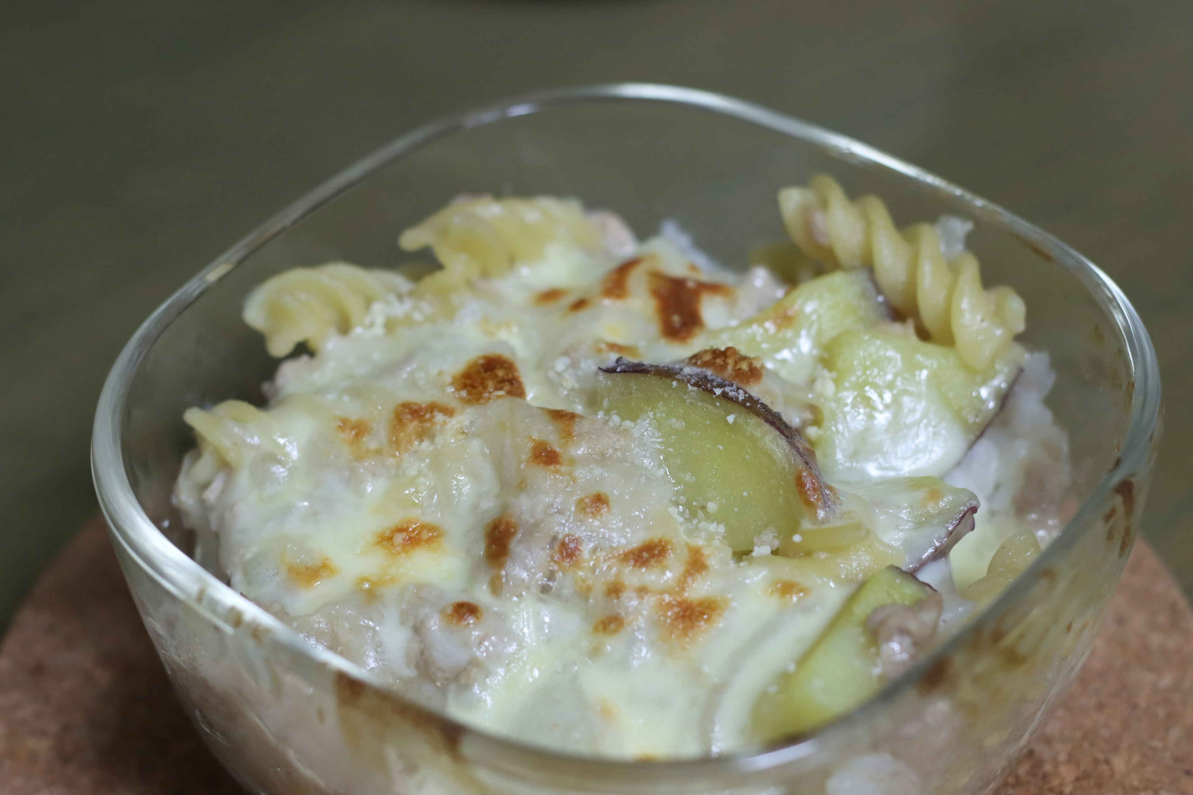 Piatto di gratin di pasta cremosa e formaggio