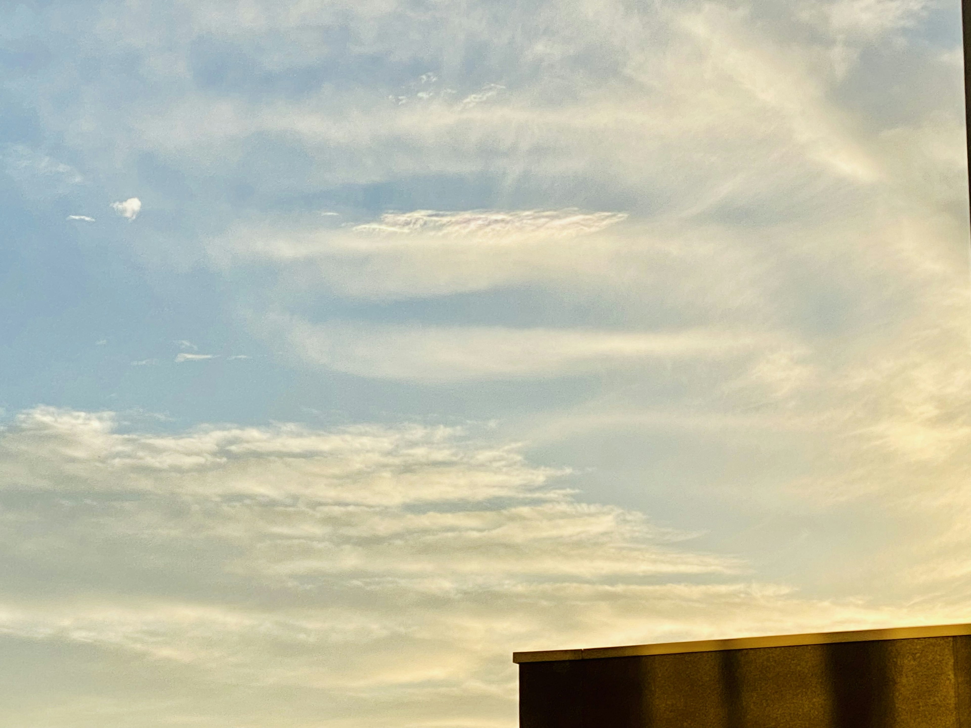 夕焼けの空と雲が見える風景