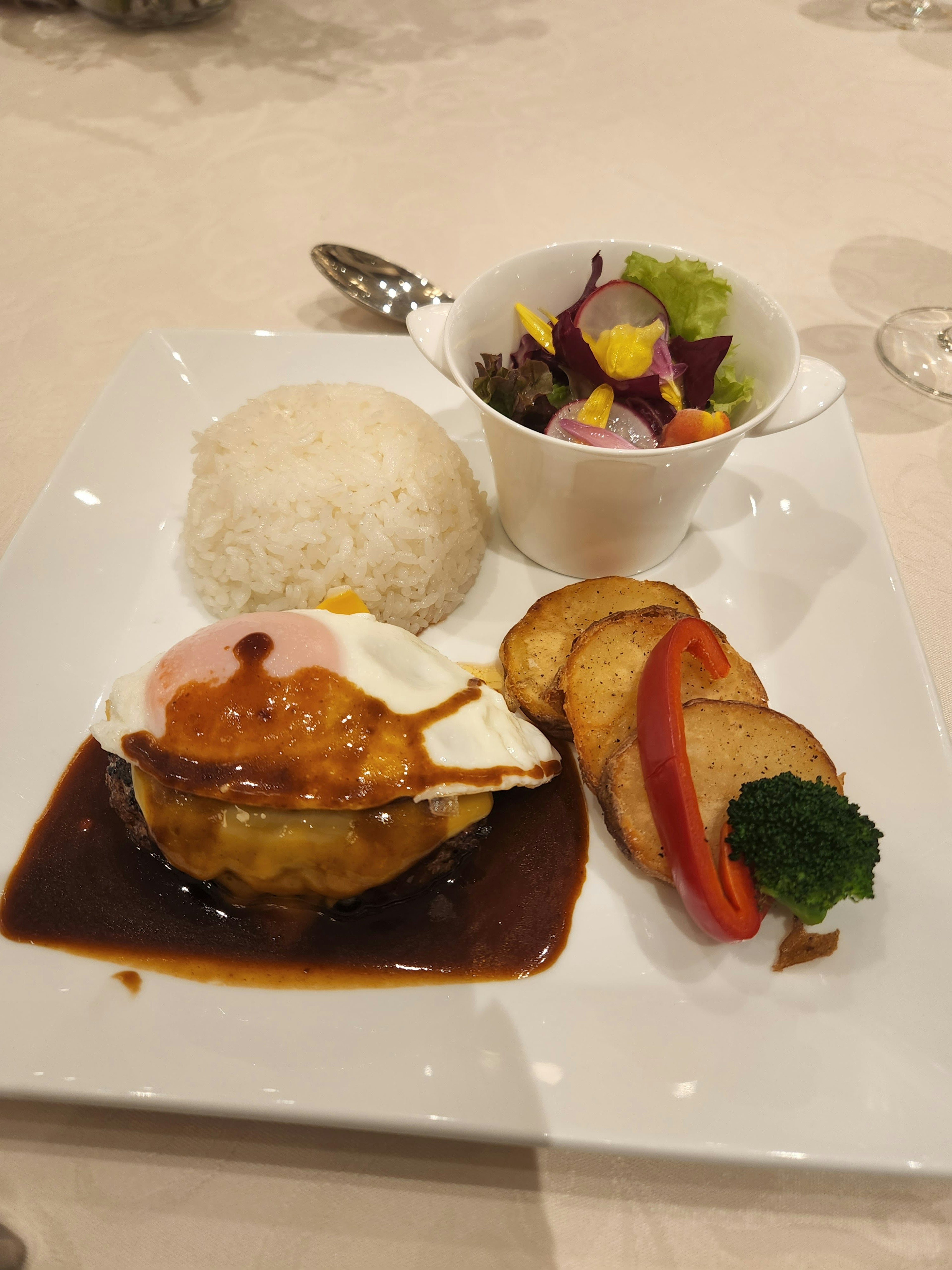 Assiette de plat d'œuf servie avec du riz blanc et une salade