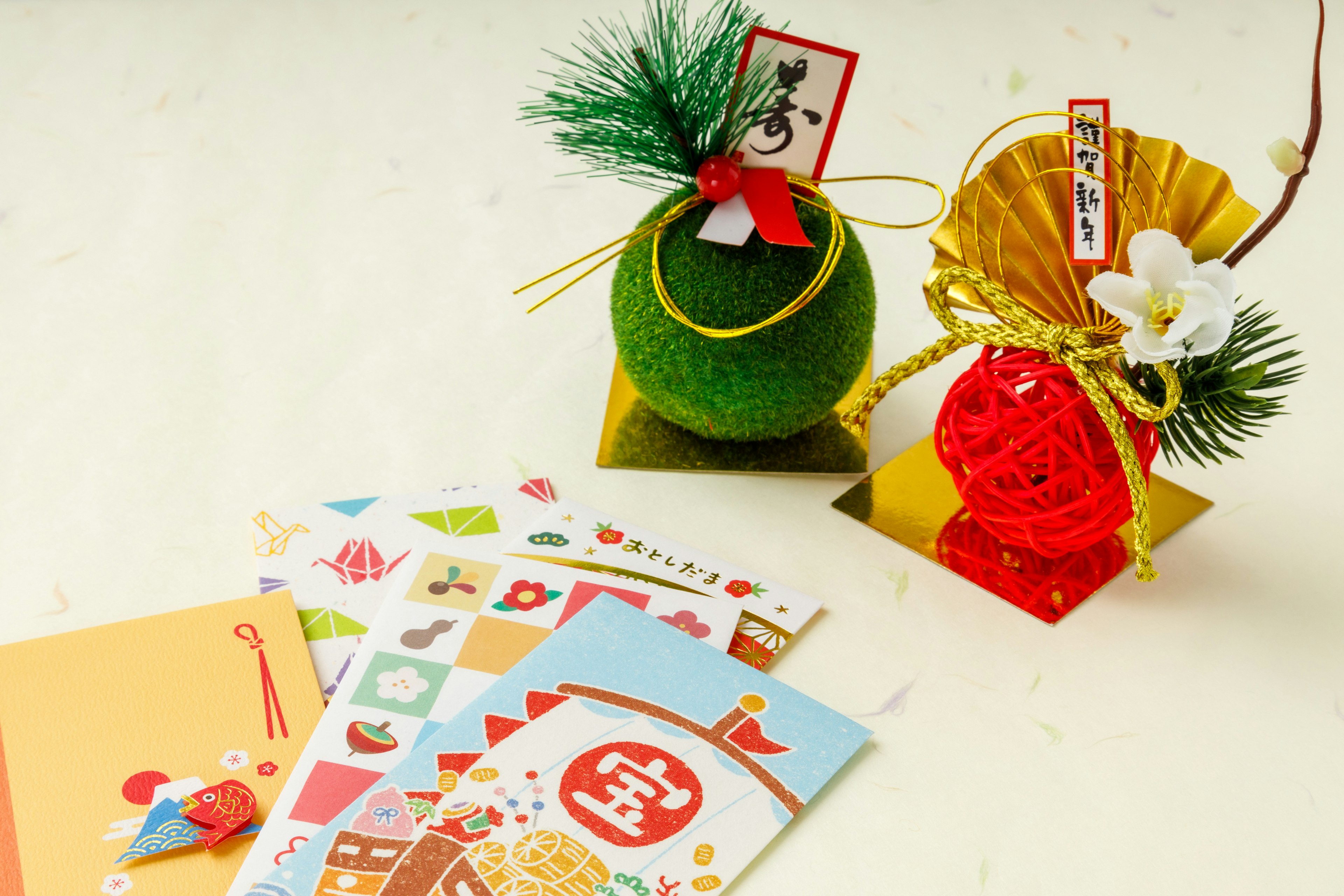 Décorations japonaises traditionnelles avec des cartes de vœux du Nouvel An