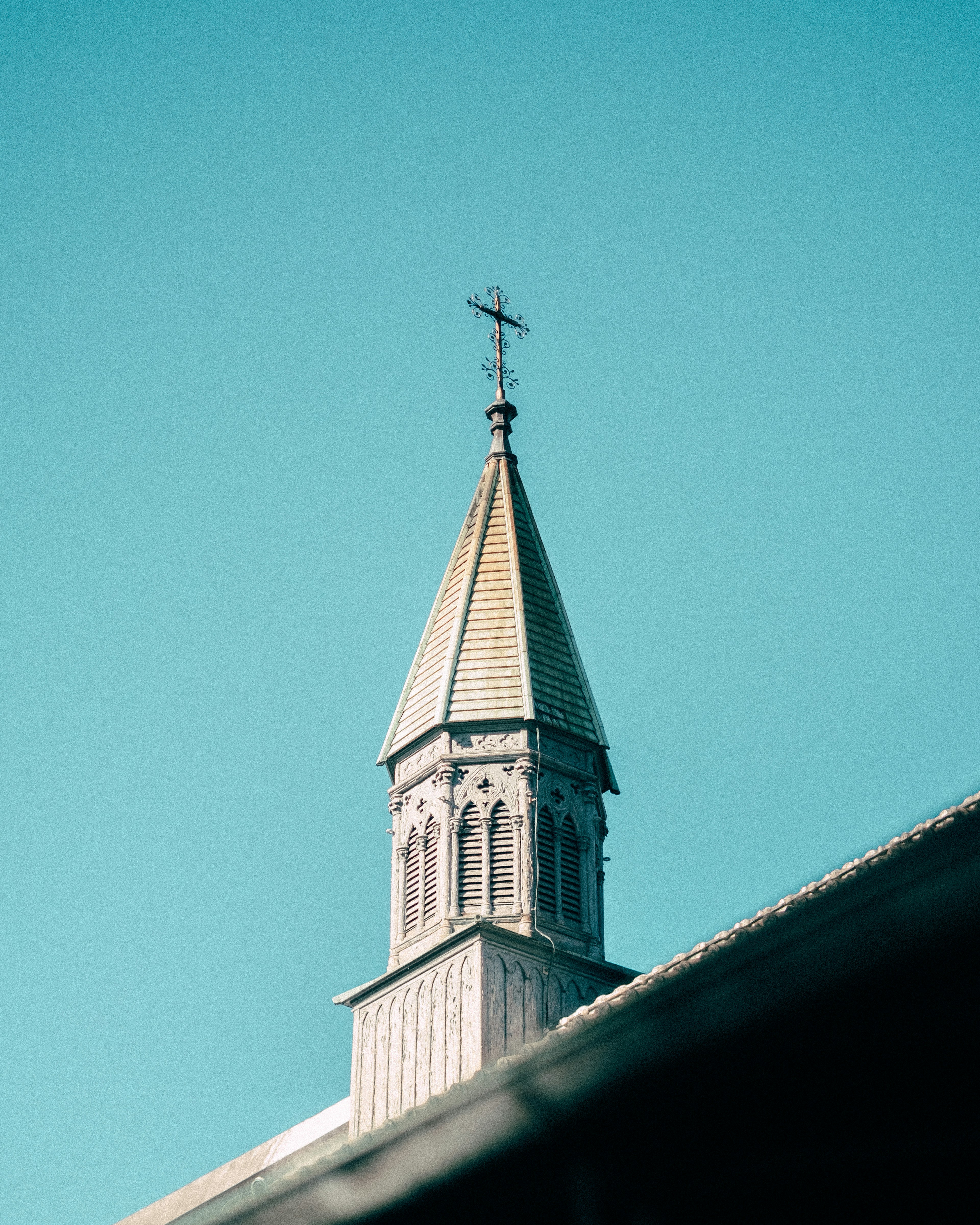 Menara gereja dengan atap emas di bawah langit biru yang cerah