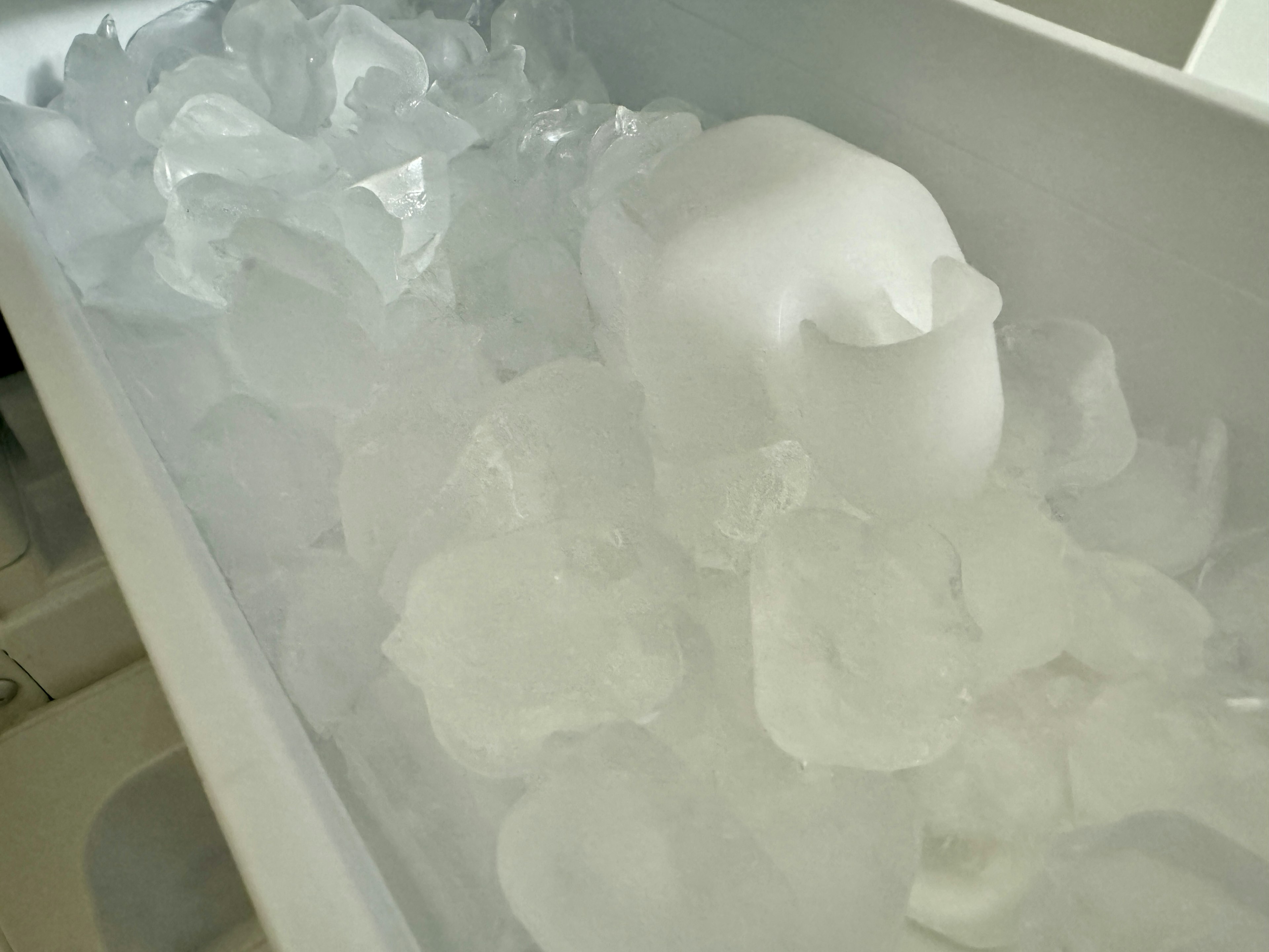 Gambar es batu di nampan freezer