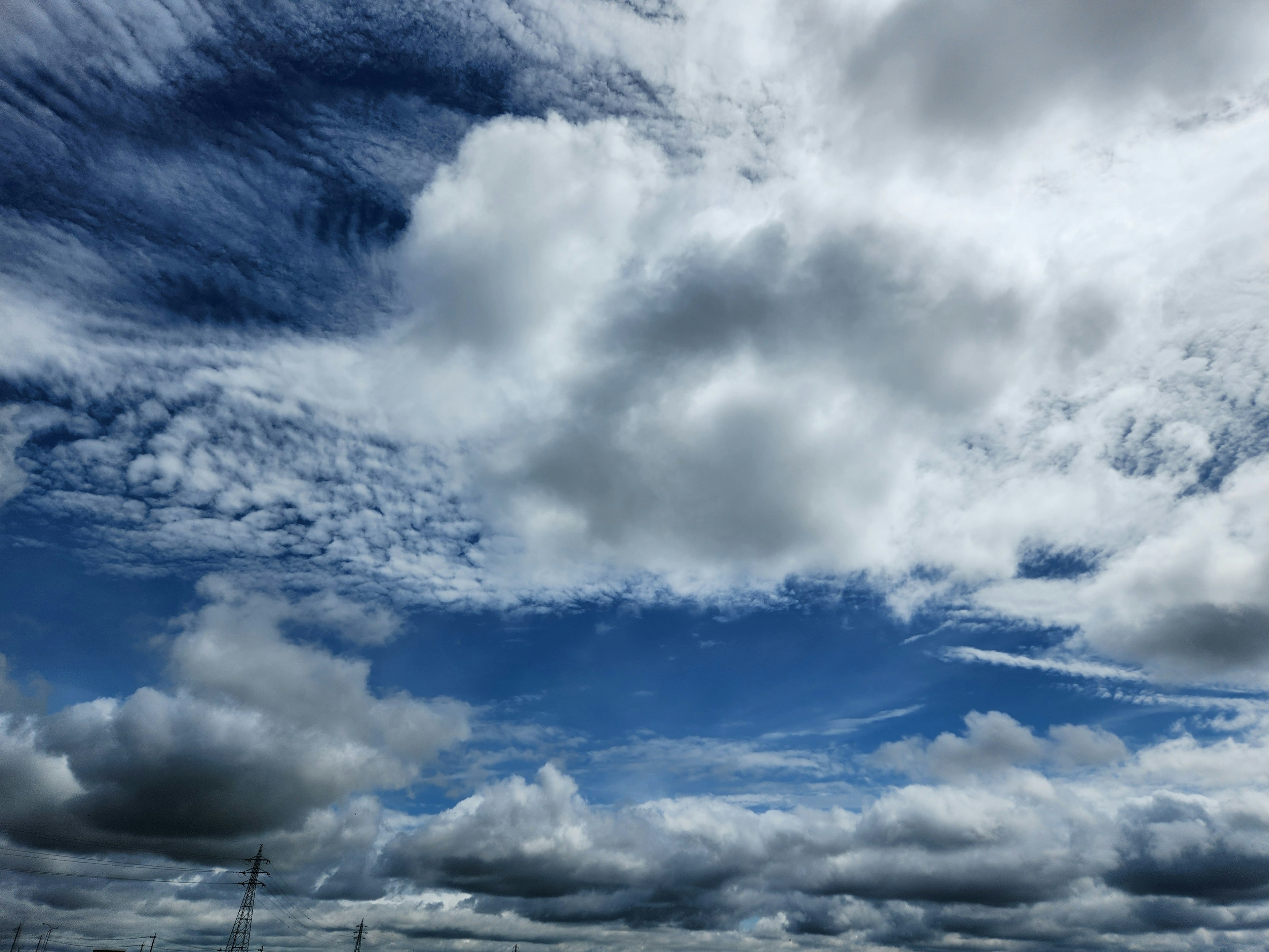 青空に広がる白い雲の美しい風景