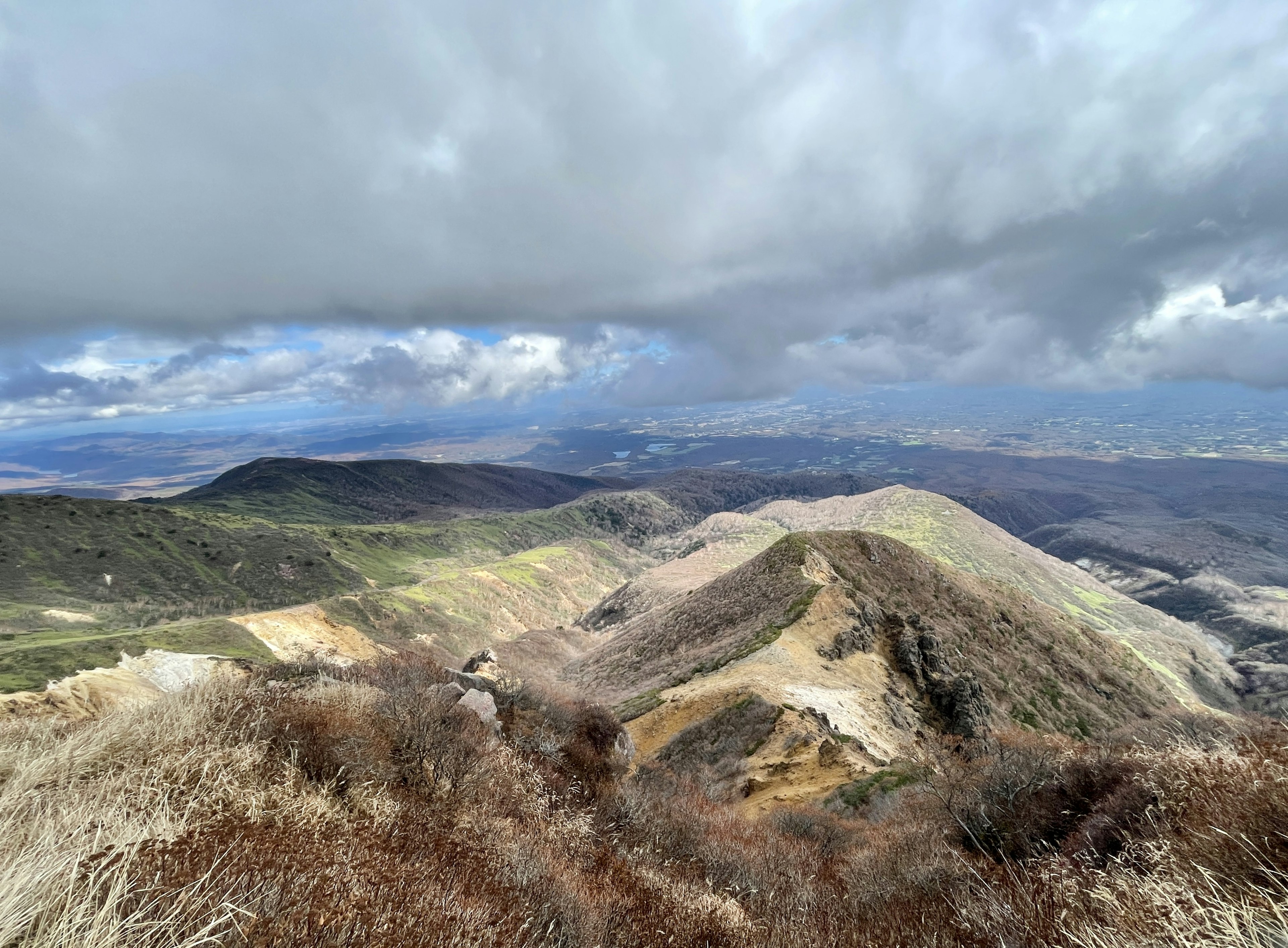 Paisaje montañoso con cielos y nubes expansivas