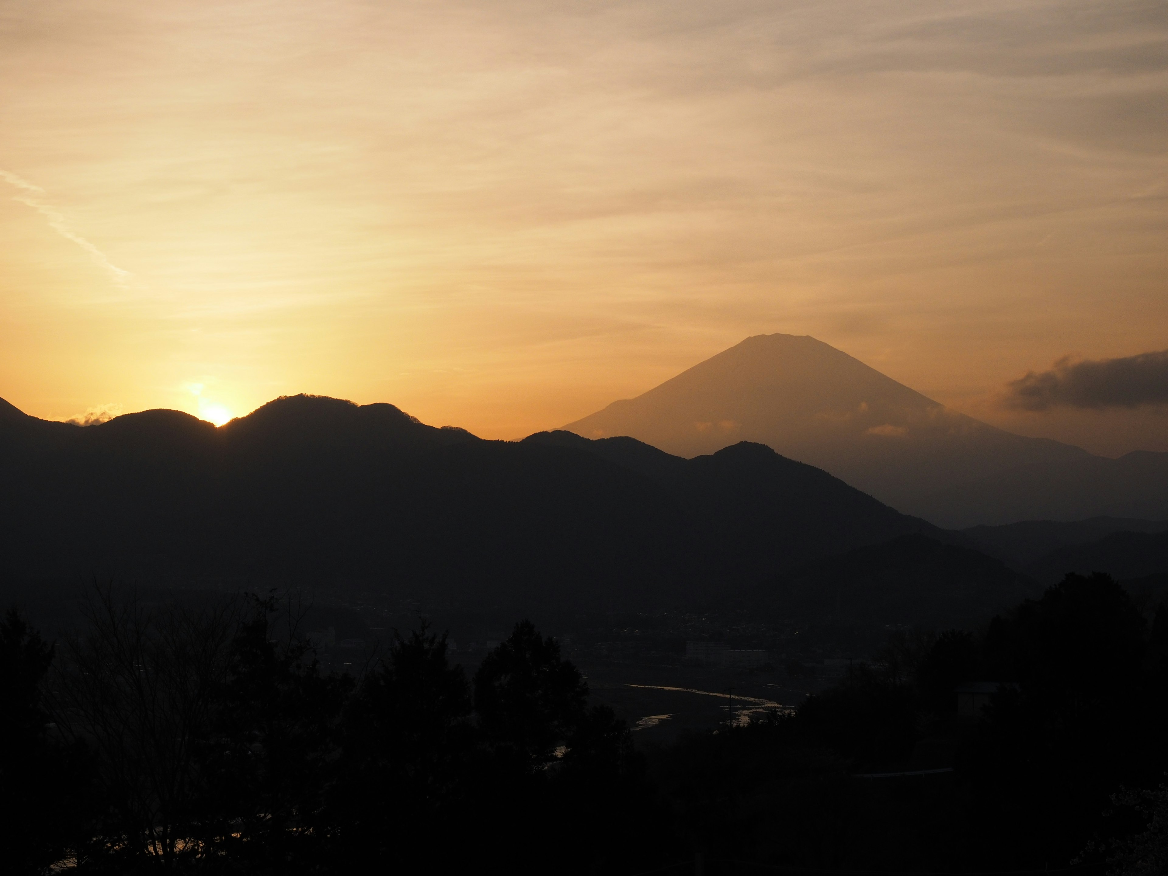 Silhouette von Bergen gegen einen schönen Sonnenuntergang