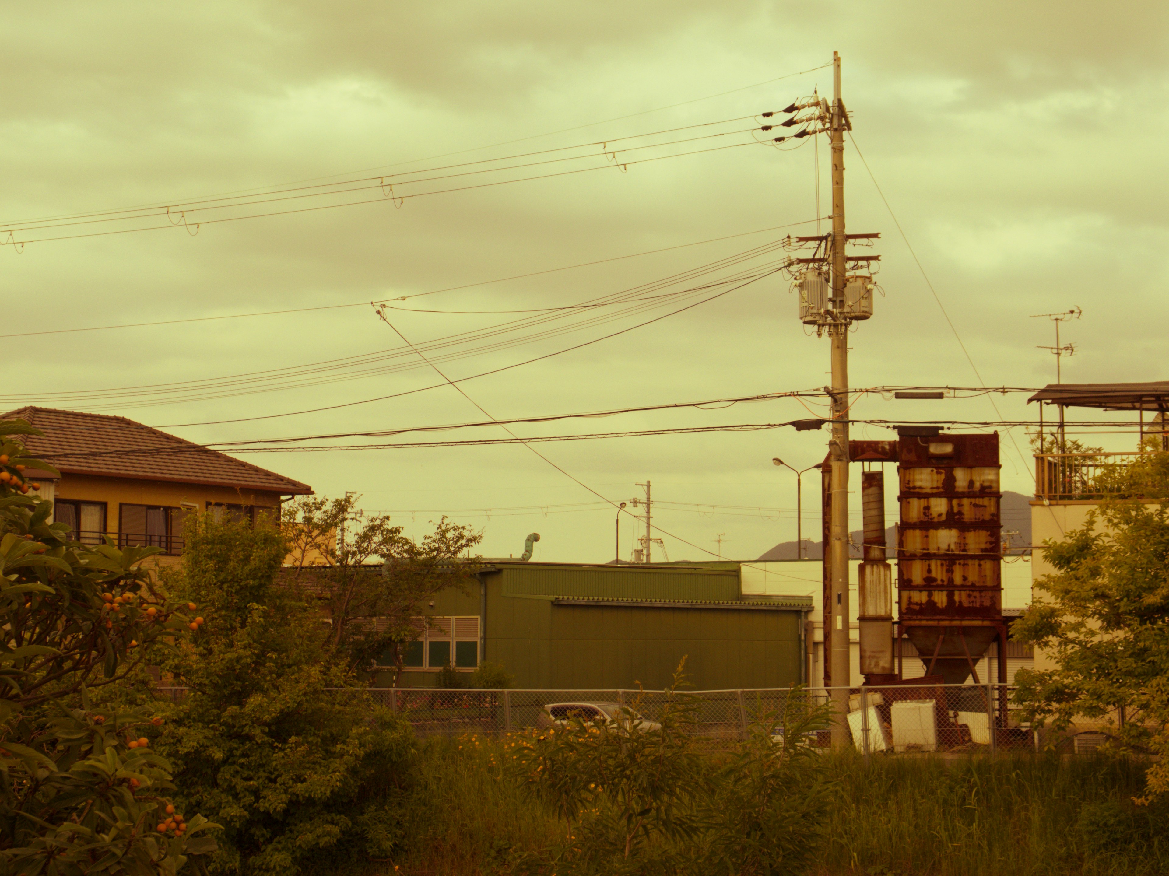 Paisaje industrial con edificios bajo un cielo marrón