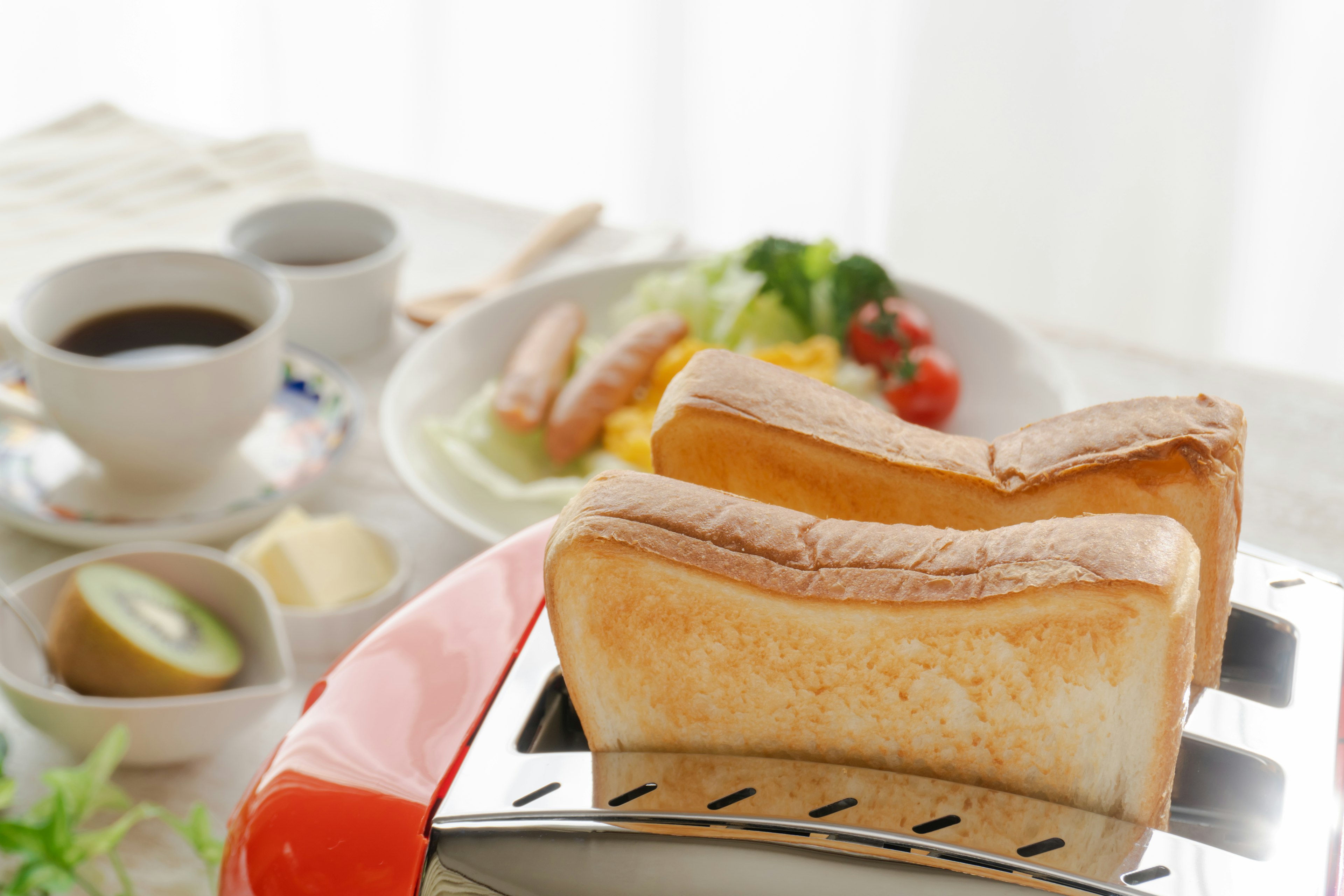 Une scène de petit-déjeuner simple avec deux tranches de pain grillé et une assiette de petit-déjeuner