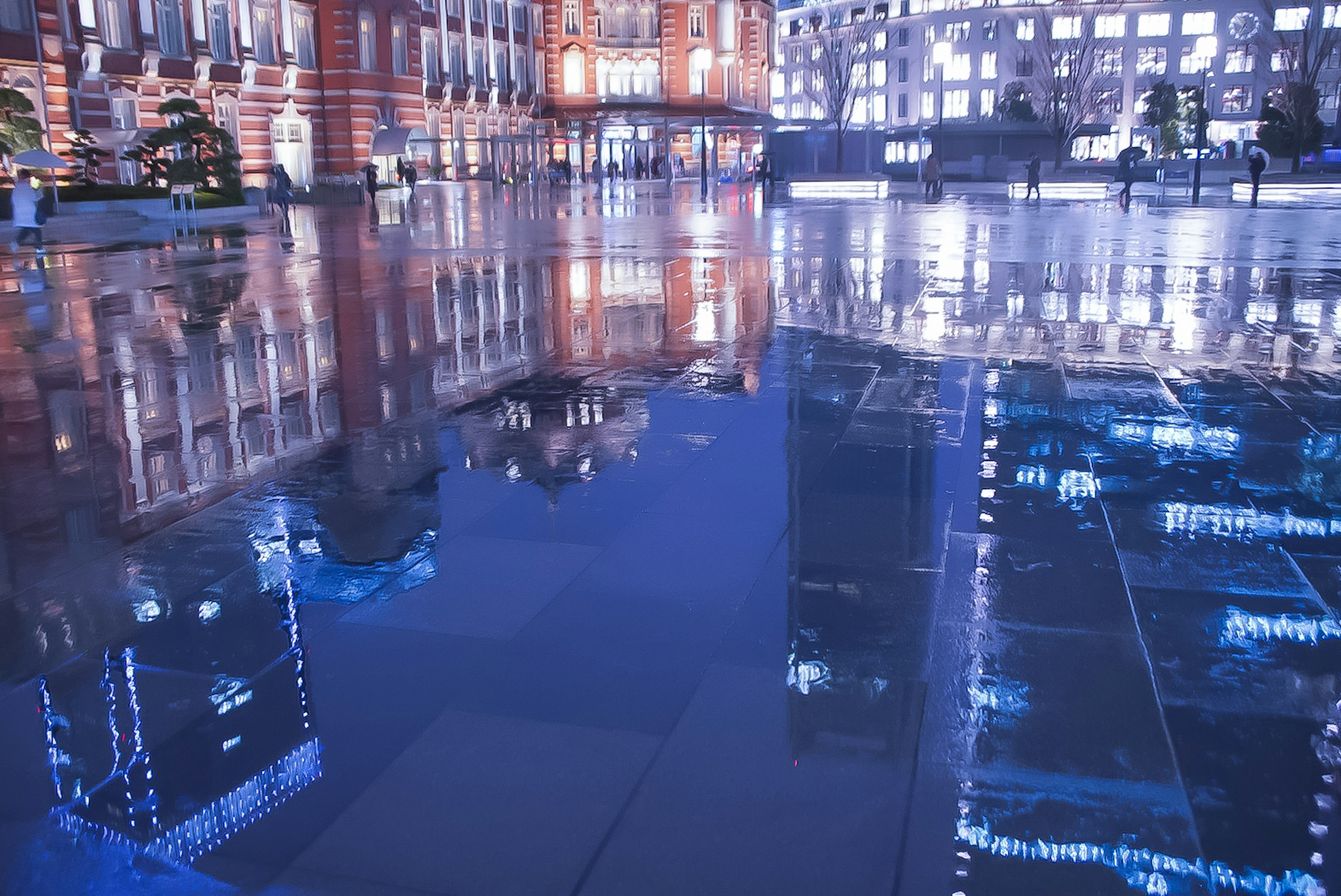 Belle réflexion de la gare de Tokyo la nuit avec un éclairage bleu