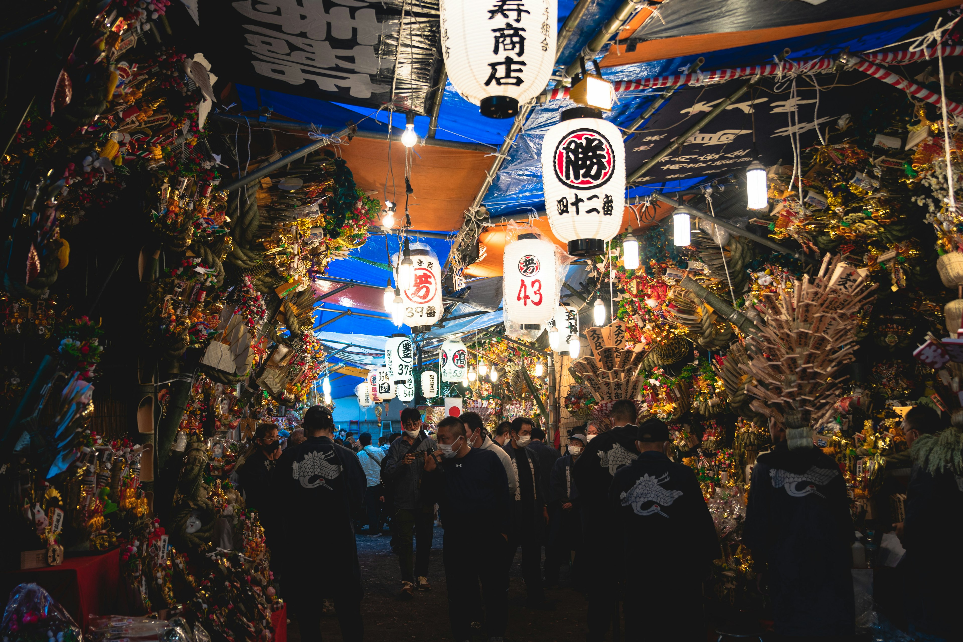 熱鬧的夜市場景 人潮川流不息 五顏六色的燈籠和節日裝飾