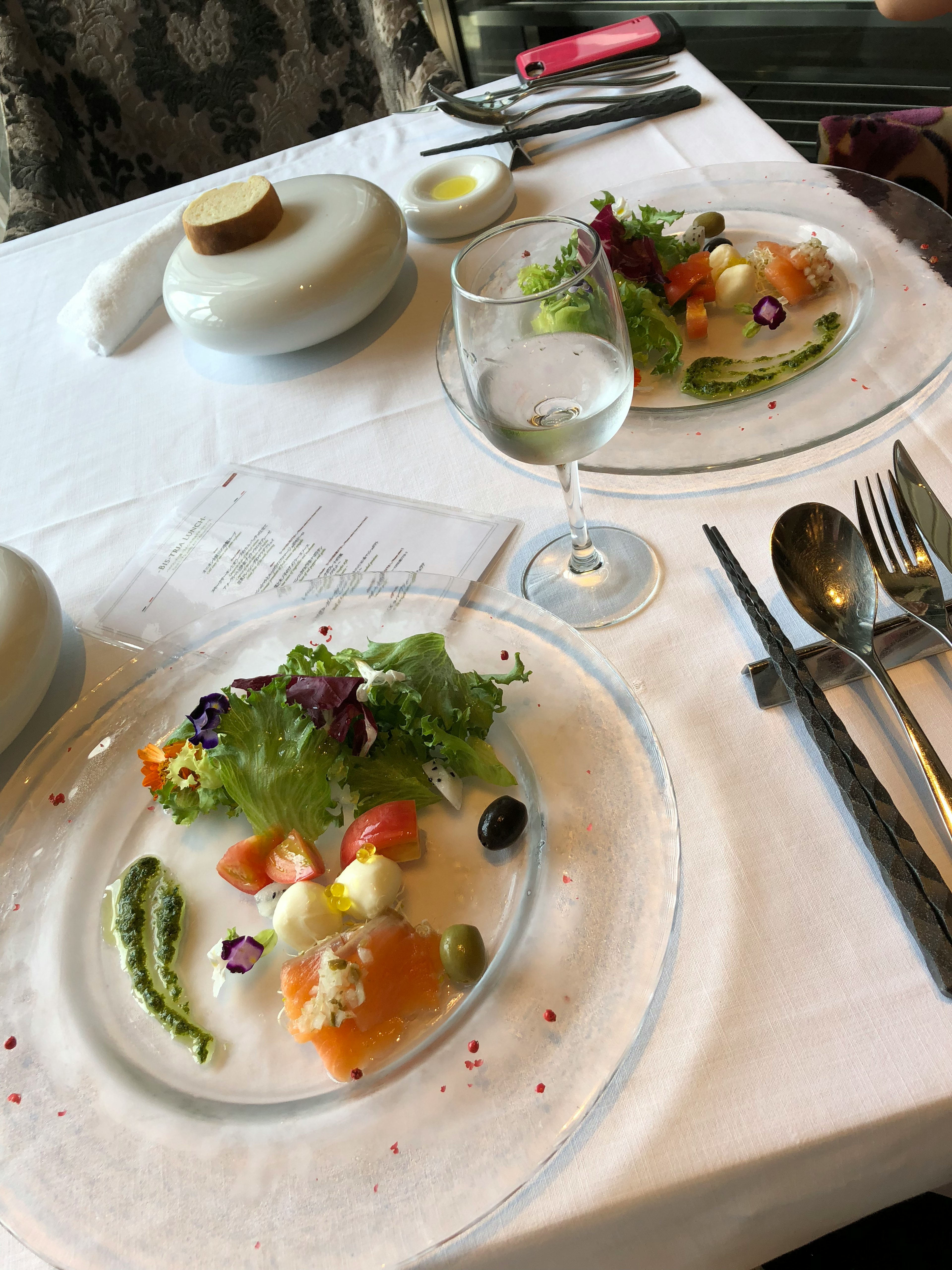 Elegante Salatteller auf einem Esstisch mit buntem Gemüse und Dressings