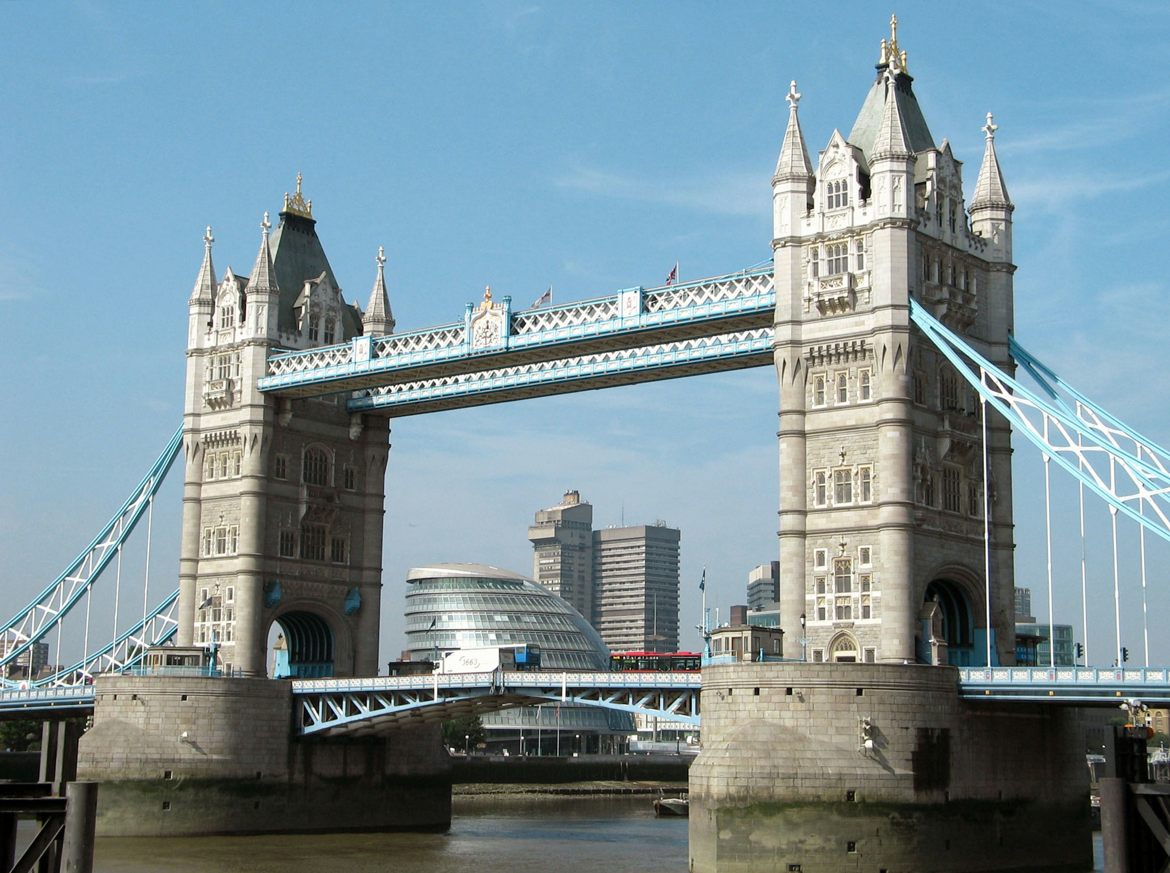 Le Tower Bridge à Londres avec un ciel bleu et des bâtiments modernes en arrière-plan