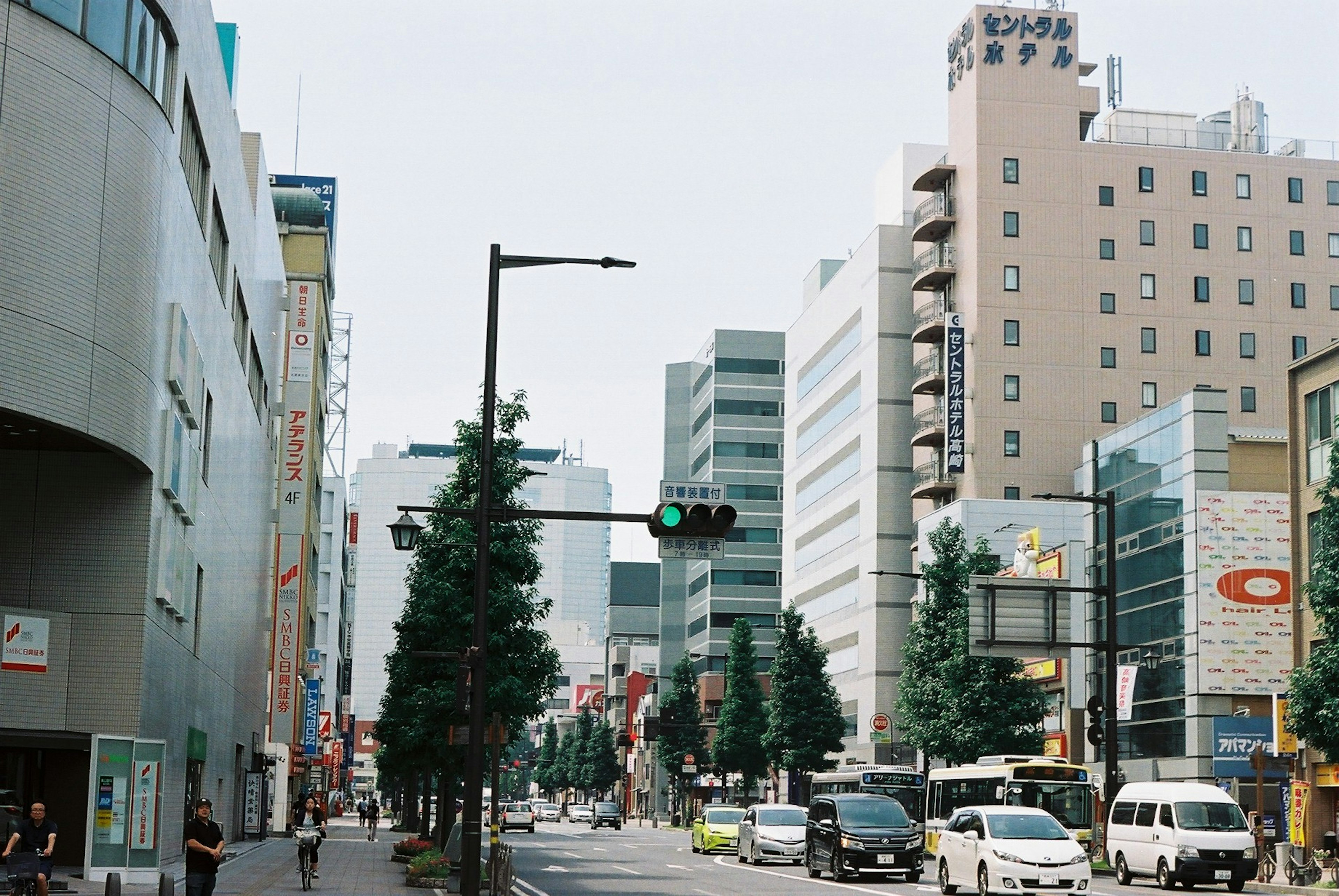 東京の街並み、緑の信号とビル群、車が走る通り