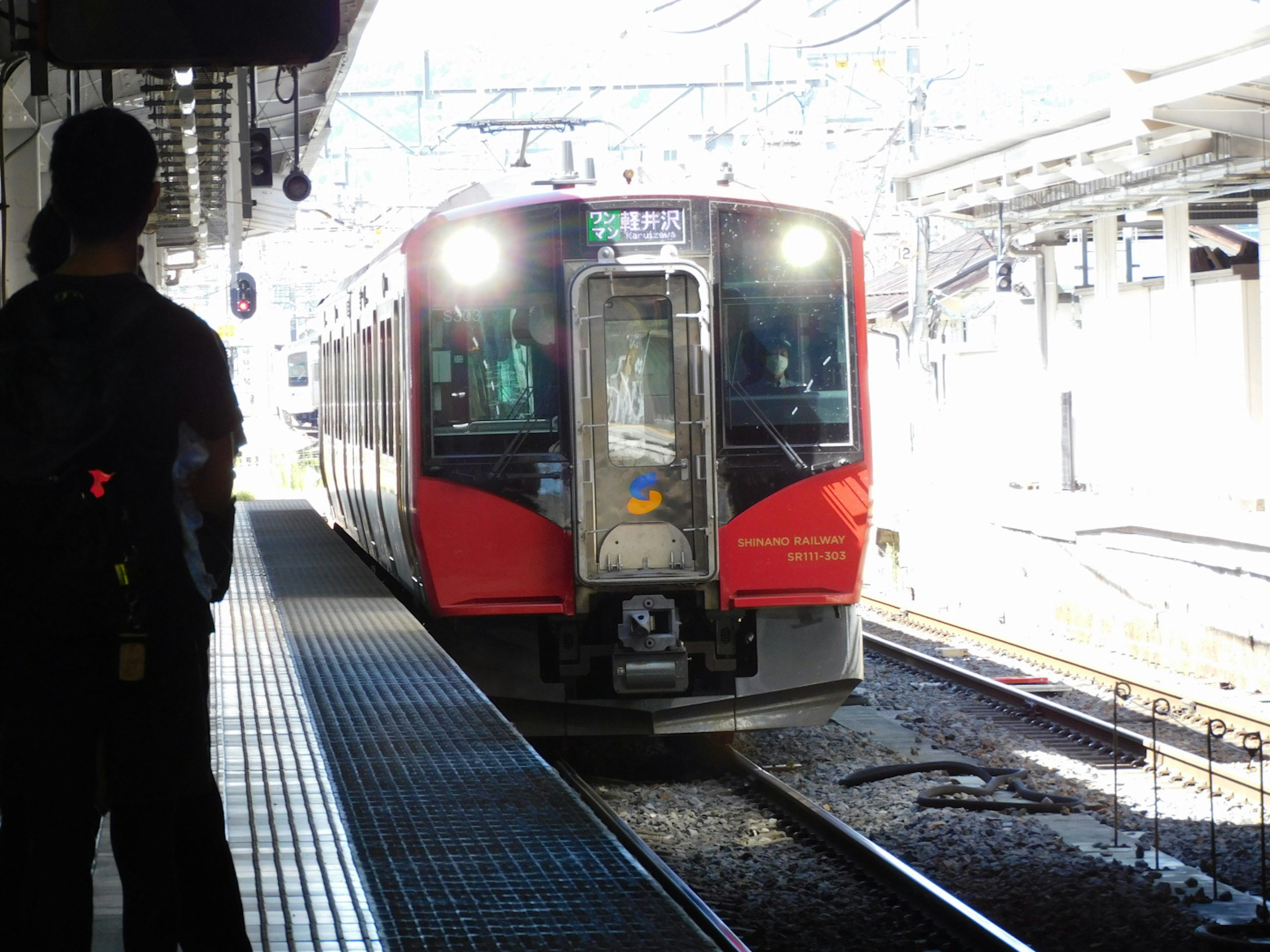 Kereta merah tiba di stasiun