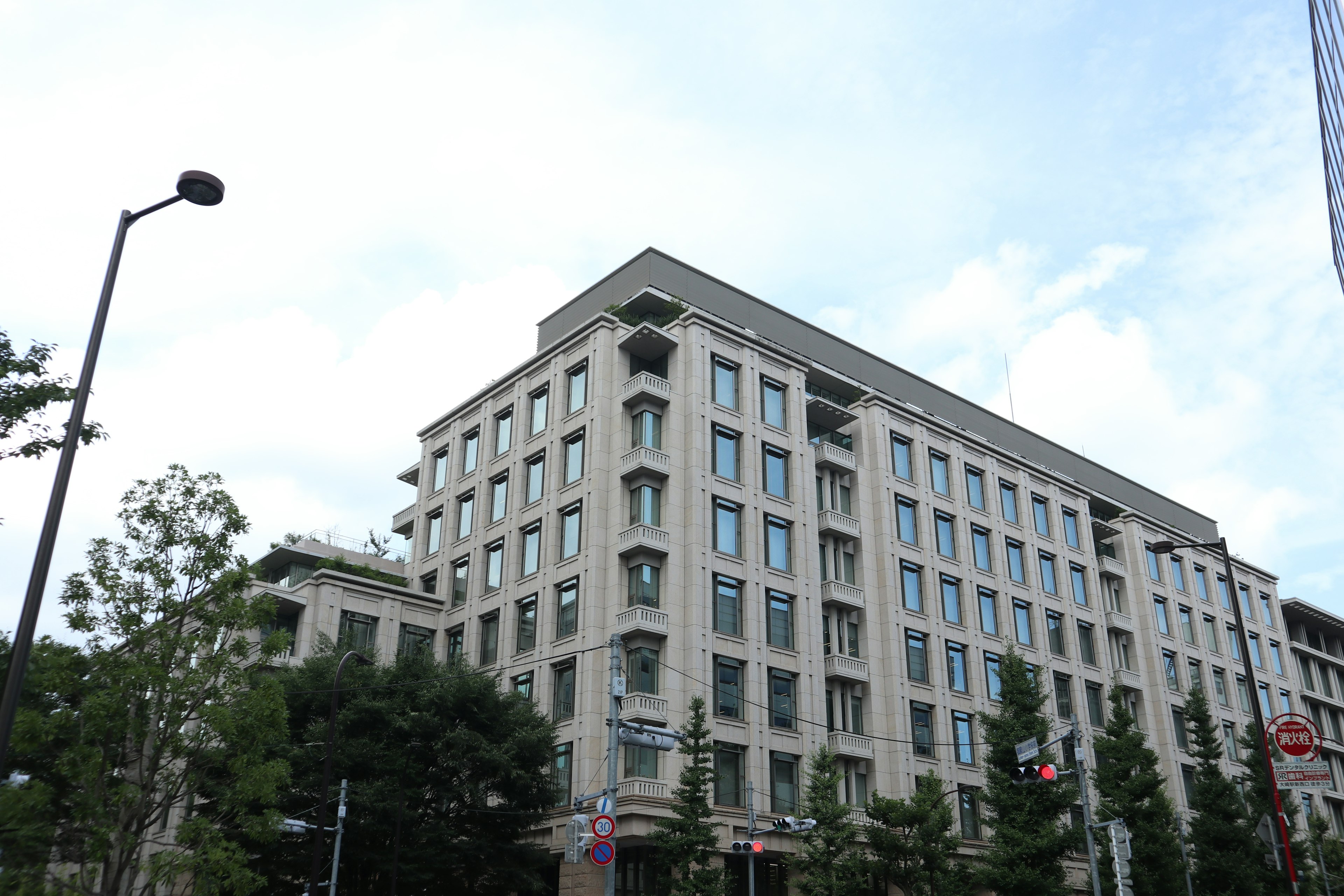 Modernes Gebäude unter blauem Himmel