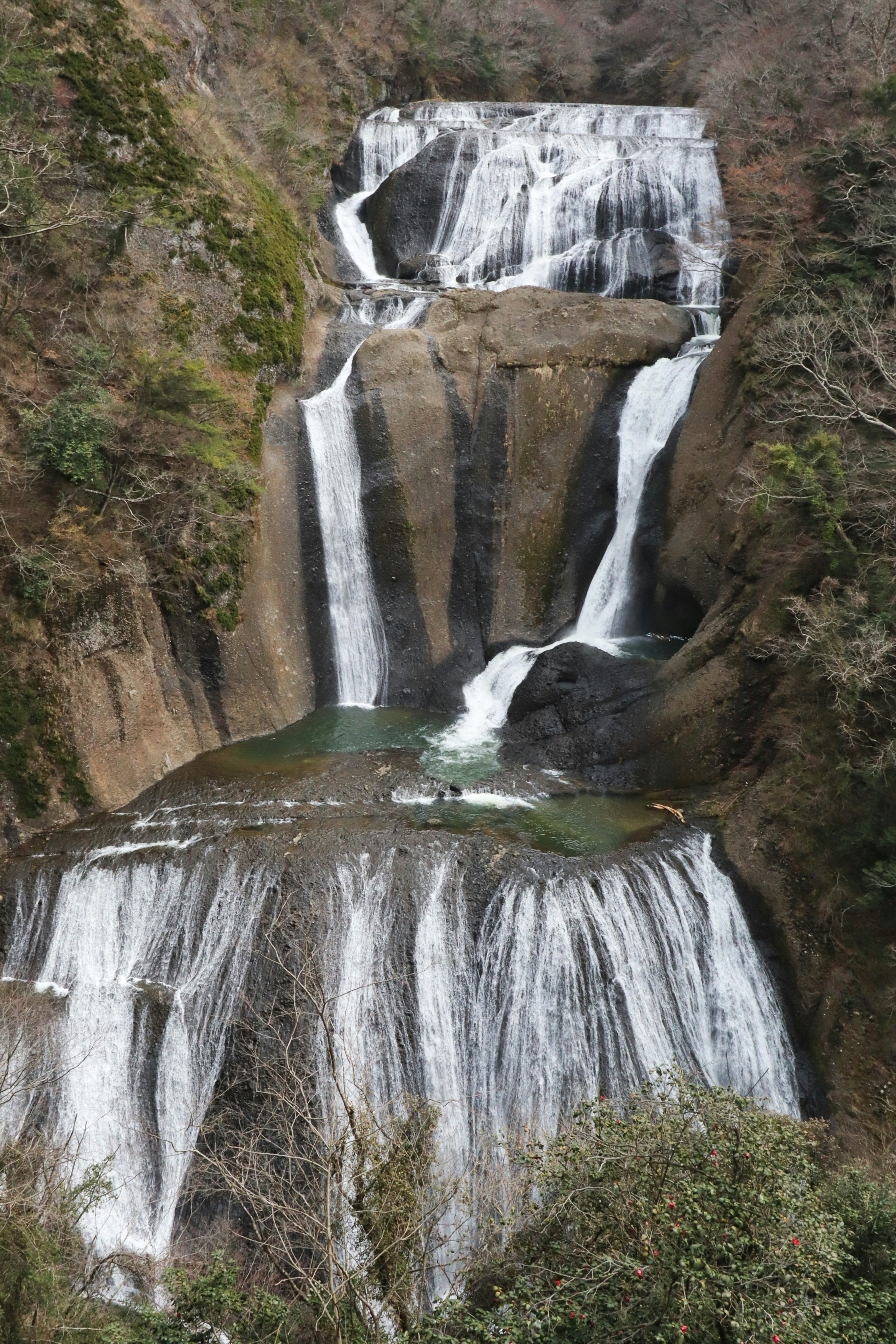 Air terjun yang menakjubkan mengalir melalui lanskap alami