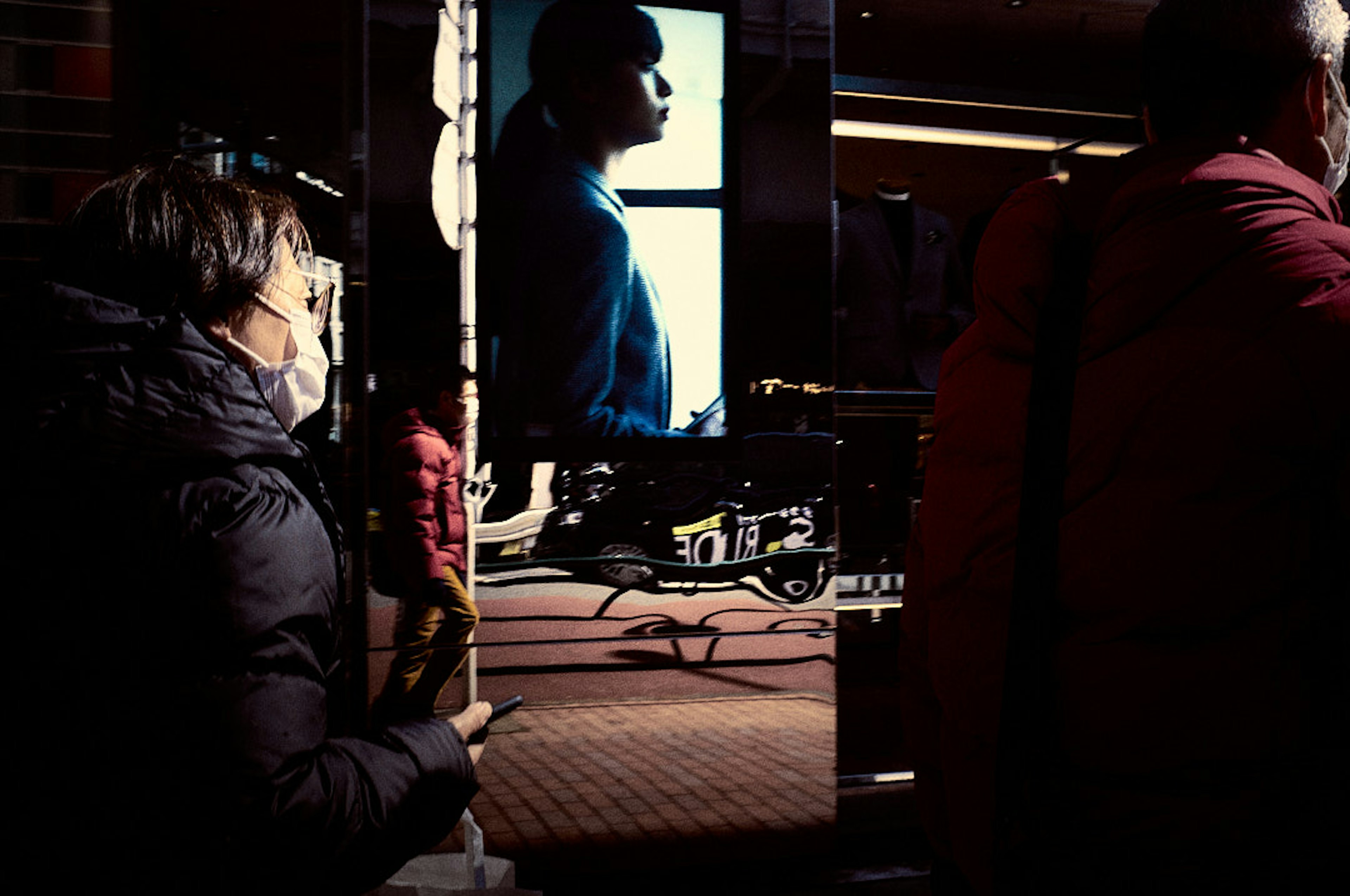 Des personnes travaillant sur un plateau de cinéma avec une caméra et un moniteur