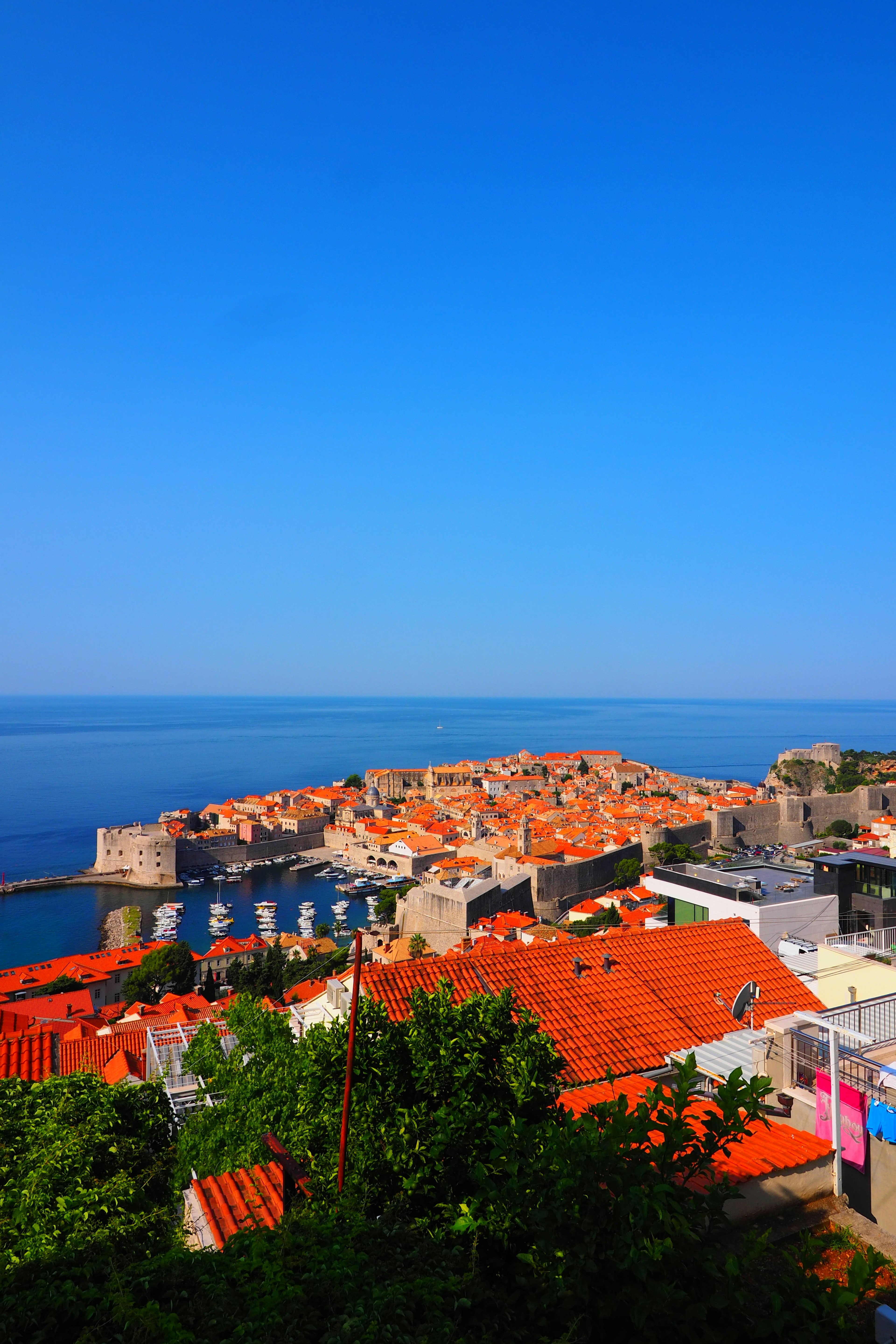 Vue panoramique de la côte de Dubrovnik avec un ciel bleu et des toits orange