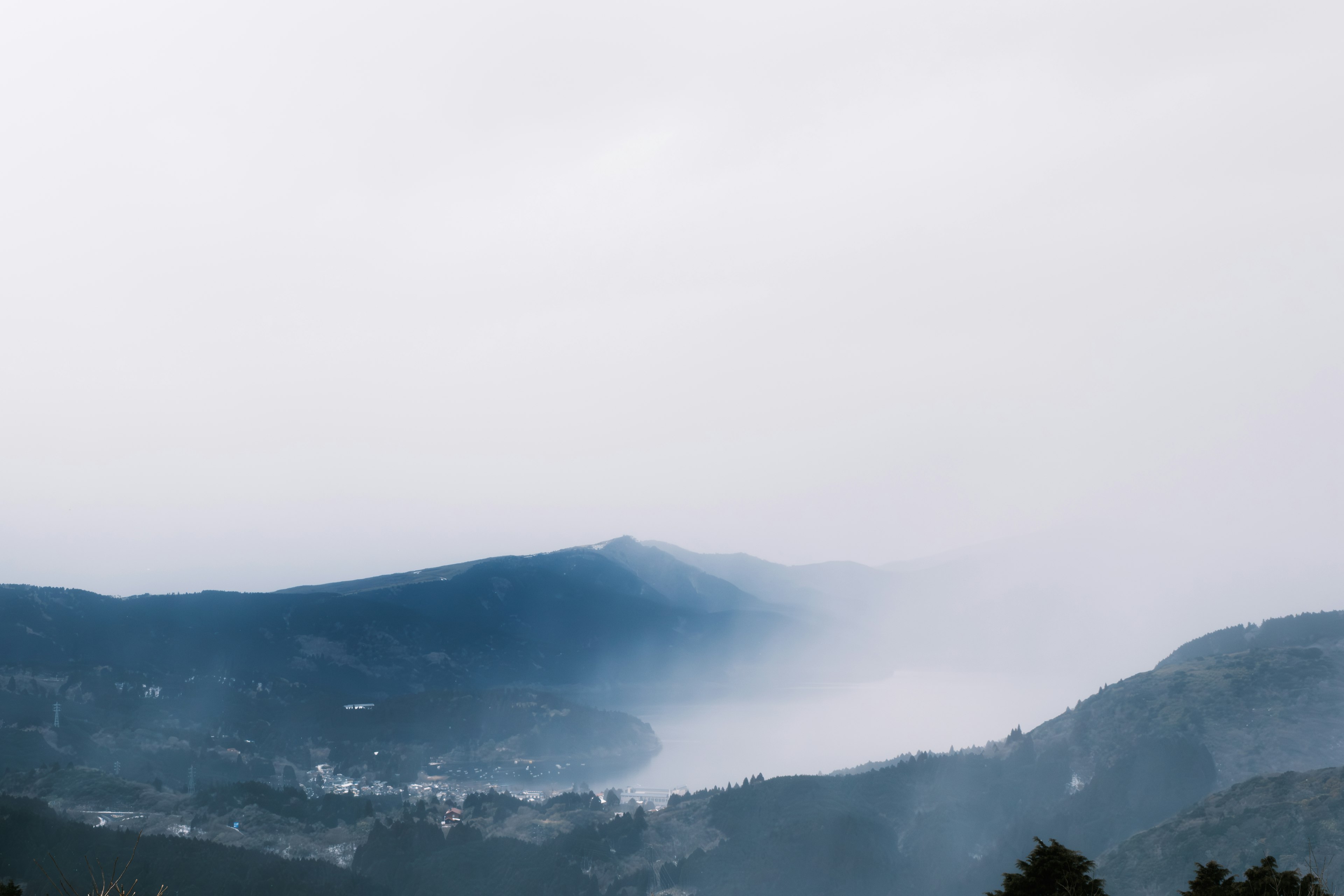 안개로 덮인 산과 고요한 호수의 풍경